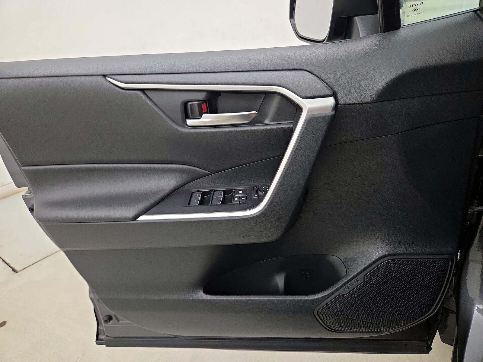 2023 Toyota RAV4 SE - Photo 13