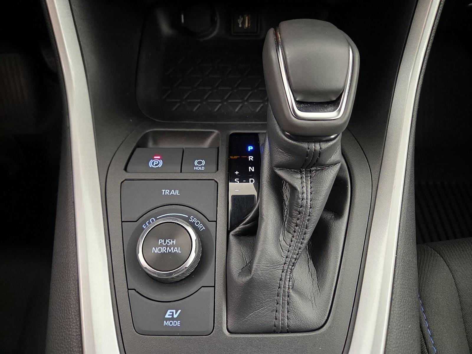 2023 Toyota RAV4 SE - Photo 18