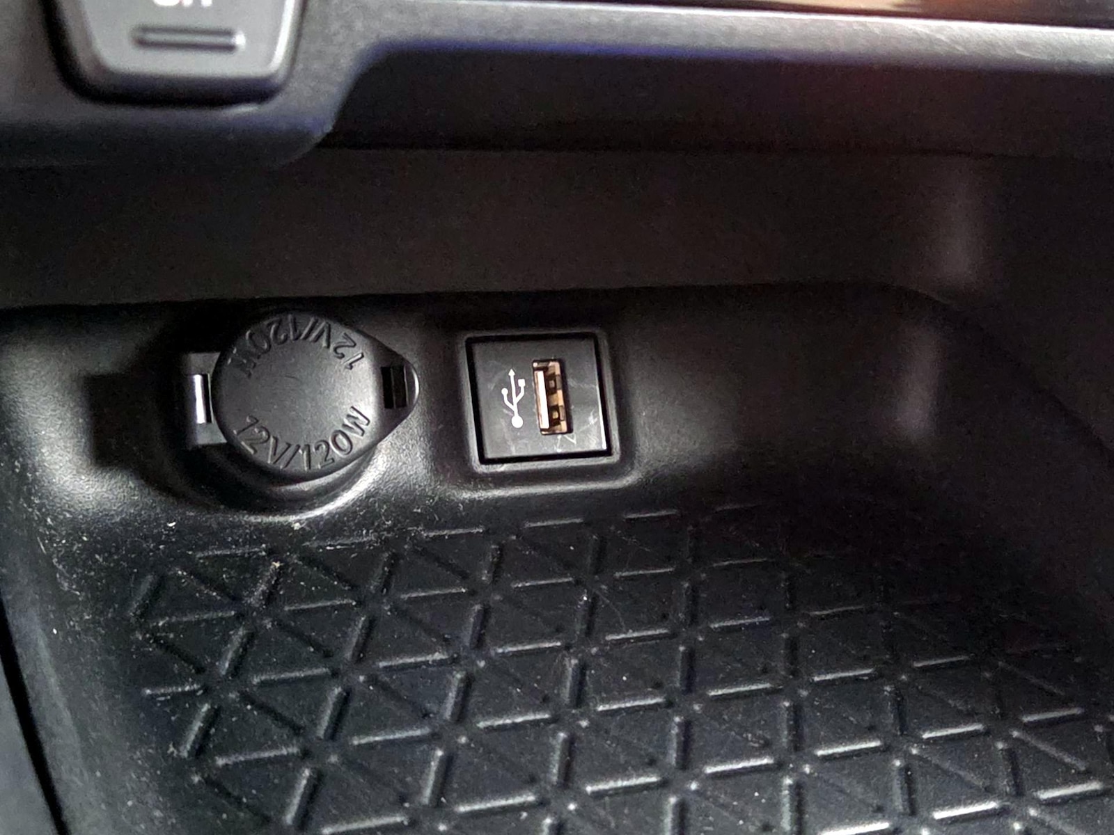 2023 Toyota RAV4 SE - Photo 19