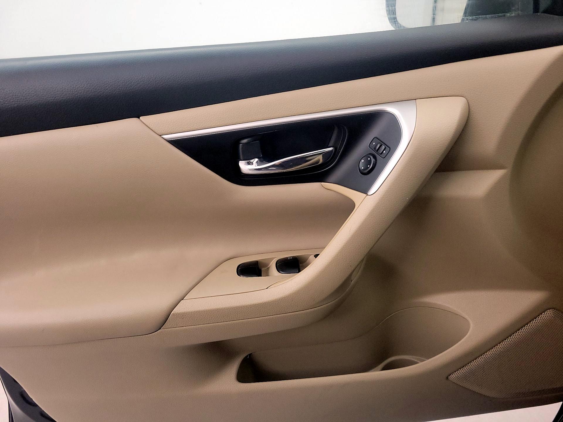 Thumbnail: 2016 Nissan Altima - 12