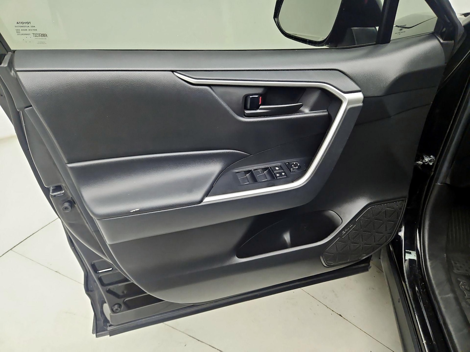 2023 Toyota RAV4 LE - Photo 13