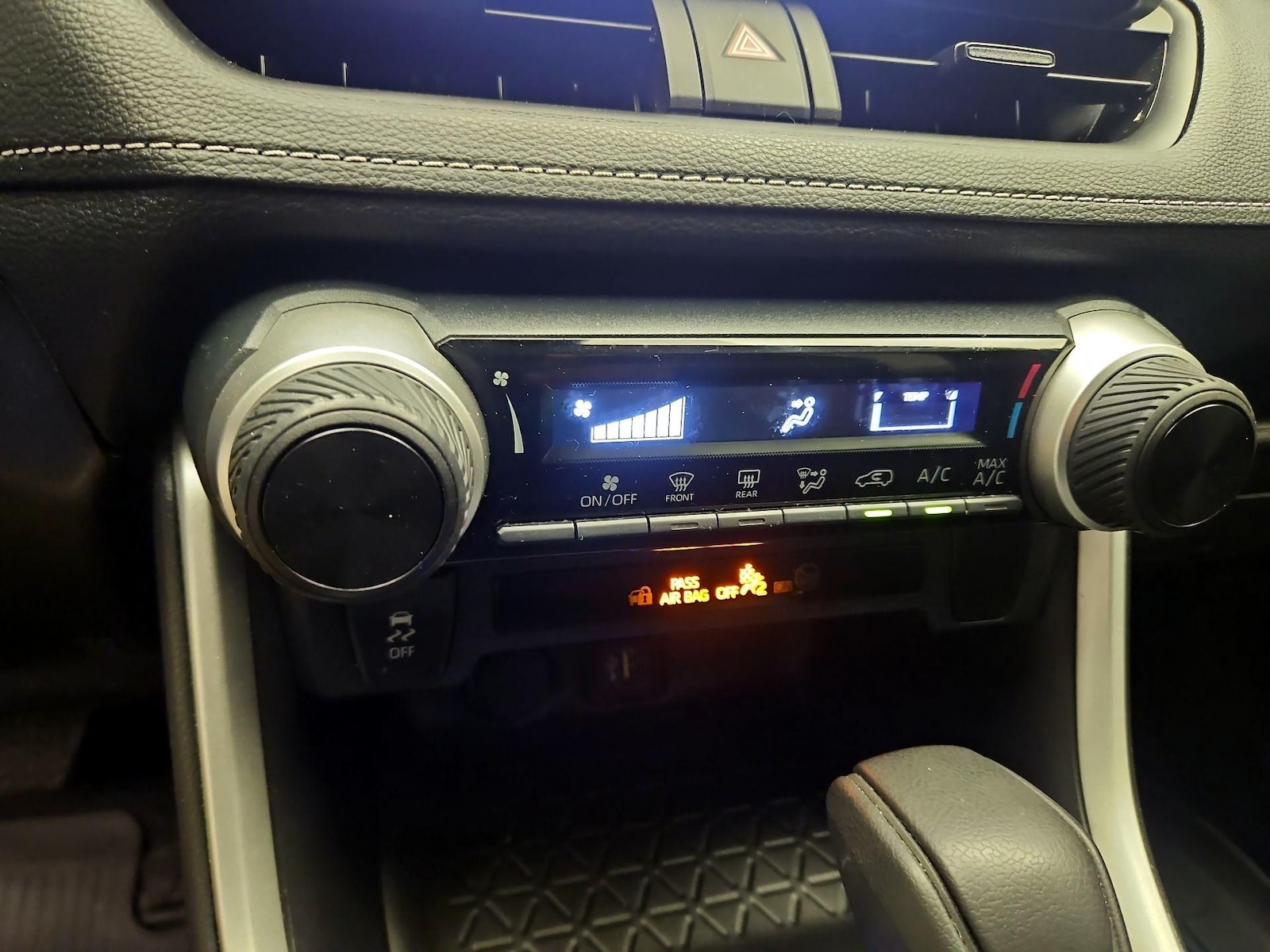 2023 Toyota RAV4 LE - Photo 17