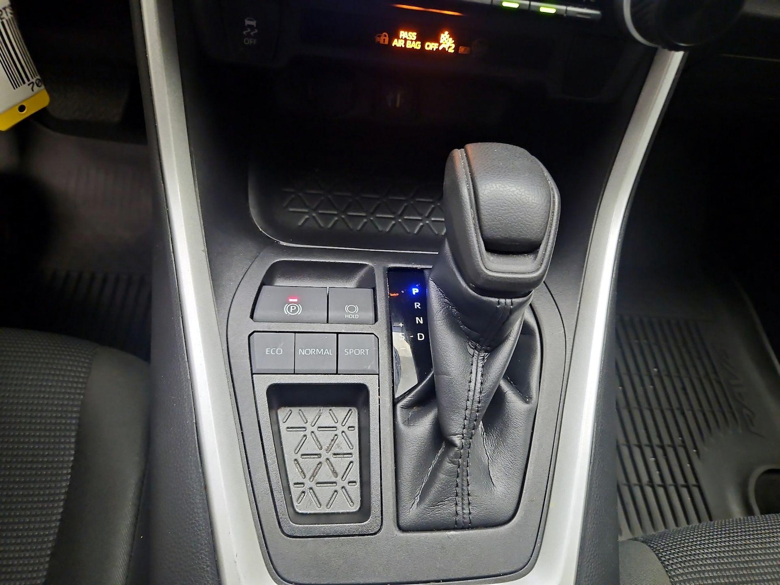 2023 Toyota RAV4 LE - Photo 18