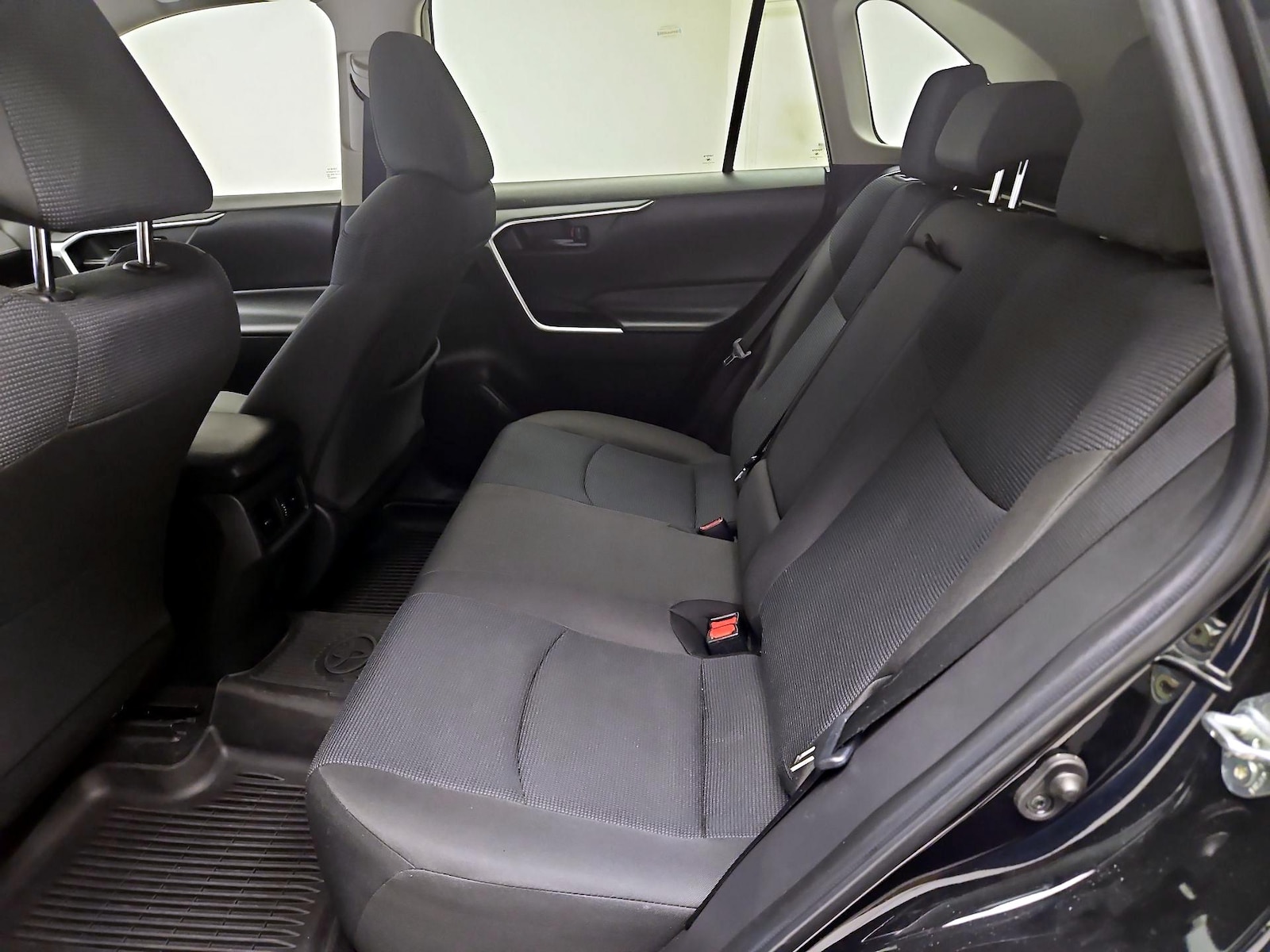 2023 Toyota RAV4 LE - Photo 20