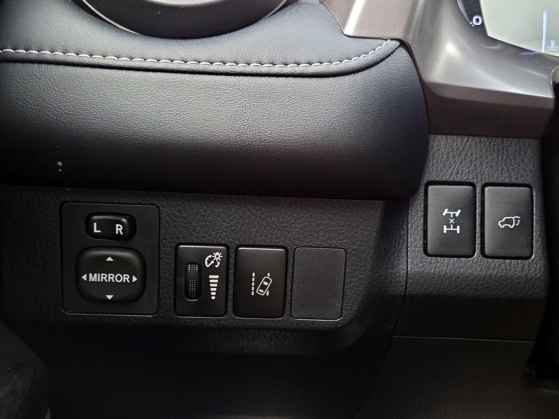 Thumbnail: 2016 Toyota RAV4 - 13