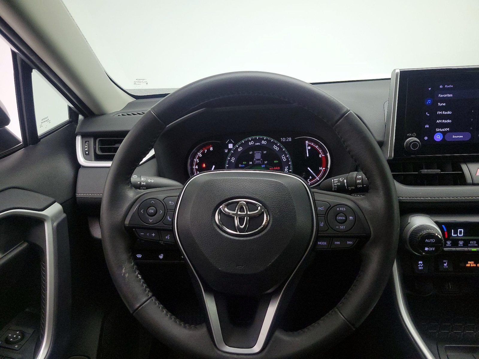 2024 Toyota RAV4 XLE - Photo 11