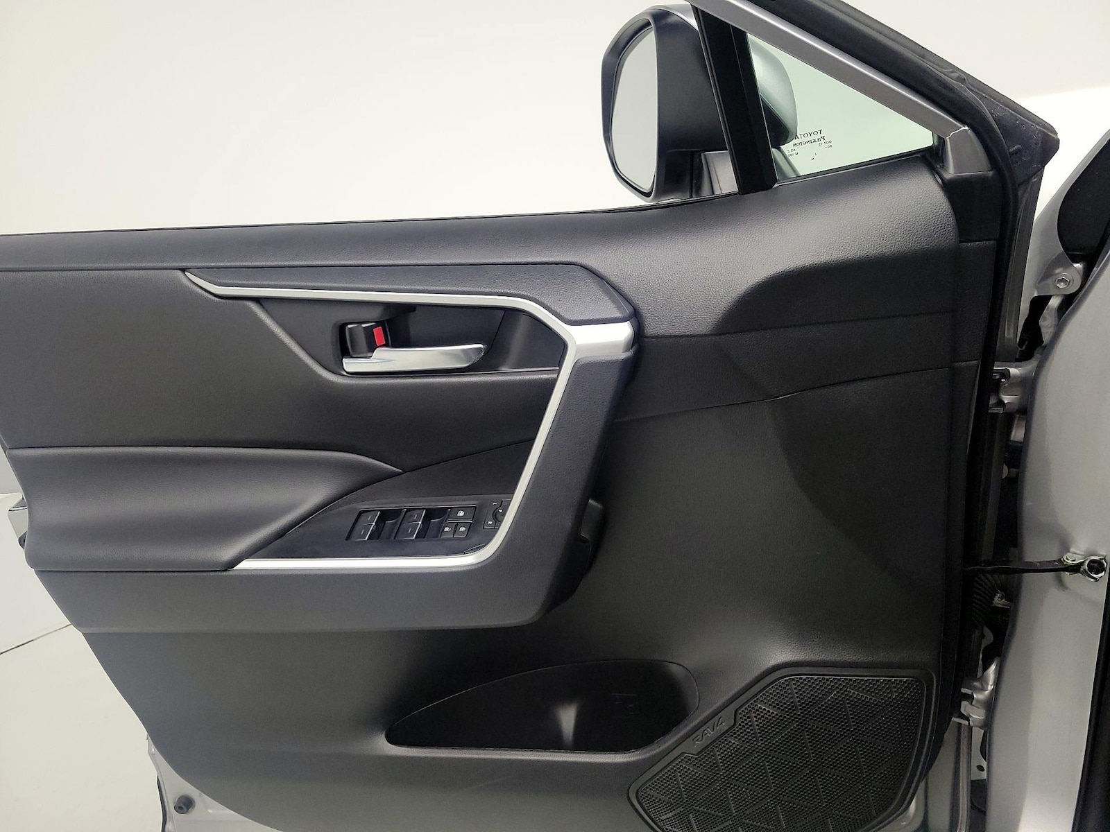 2024 Toyota RAV4 XLE - Photo 13