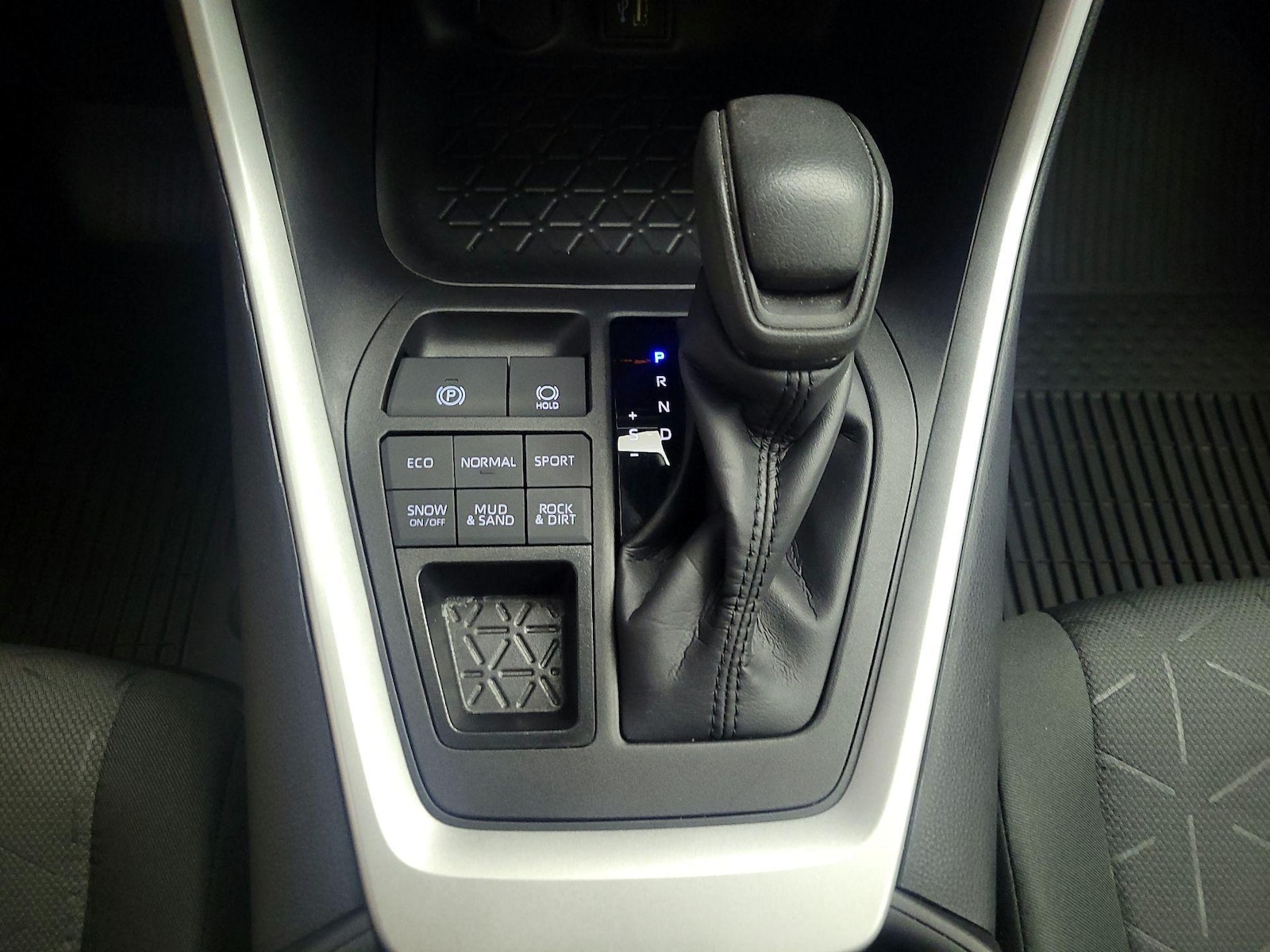 2024 Toyota RAV4 XLE - Photo 18