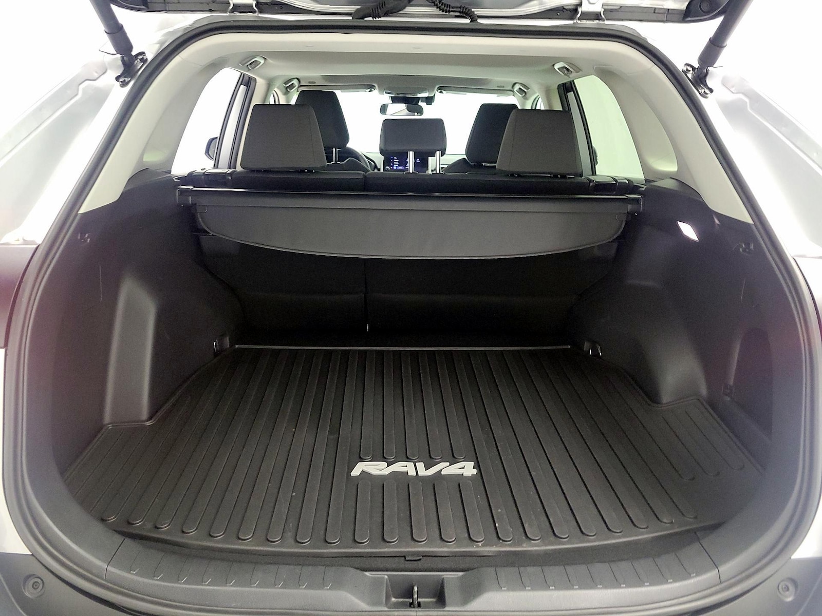 2024 Toyota RAV4 XLE - Photo 21