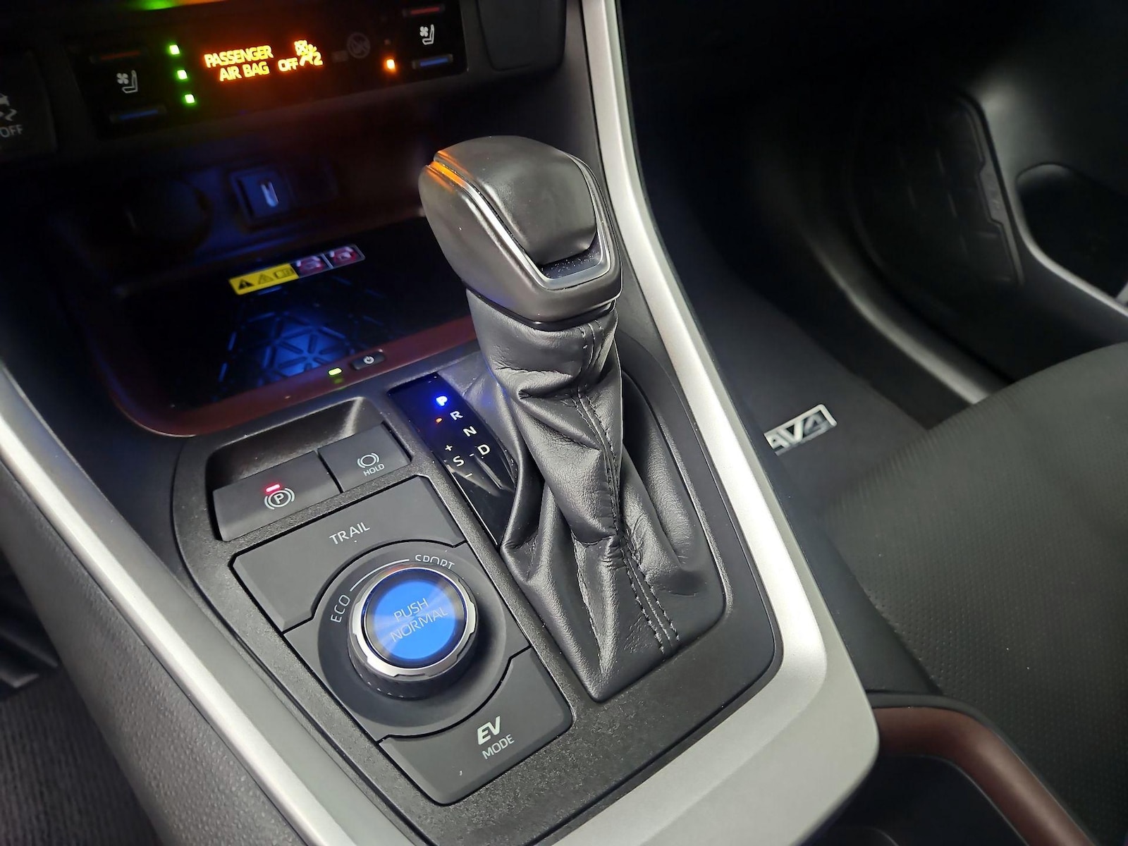 2022 Toyota RAV4 Limited - Photo 18