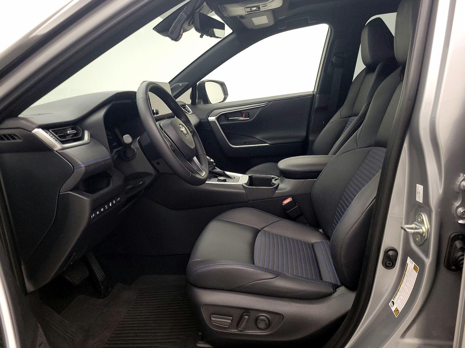 2025 Toyota RAV4 XSE - Photo 12