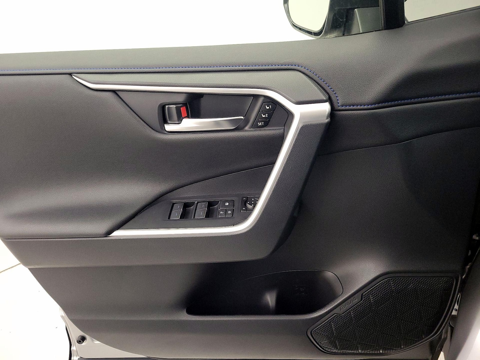 2025 Toyota RAV4 XSE - Photo 13