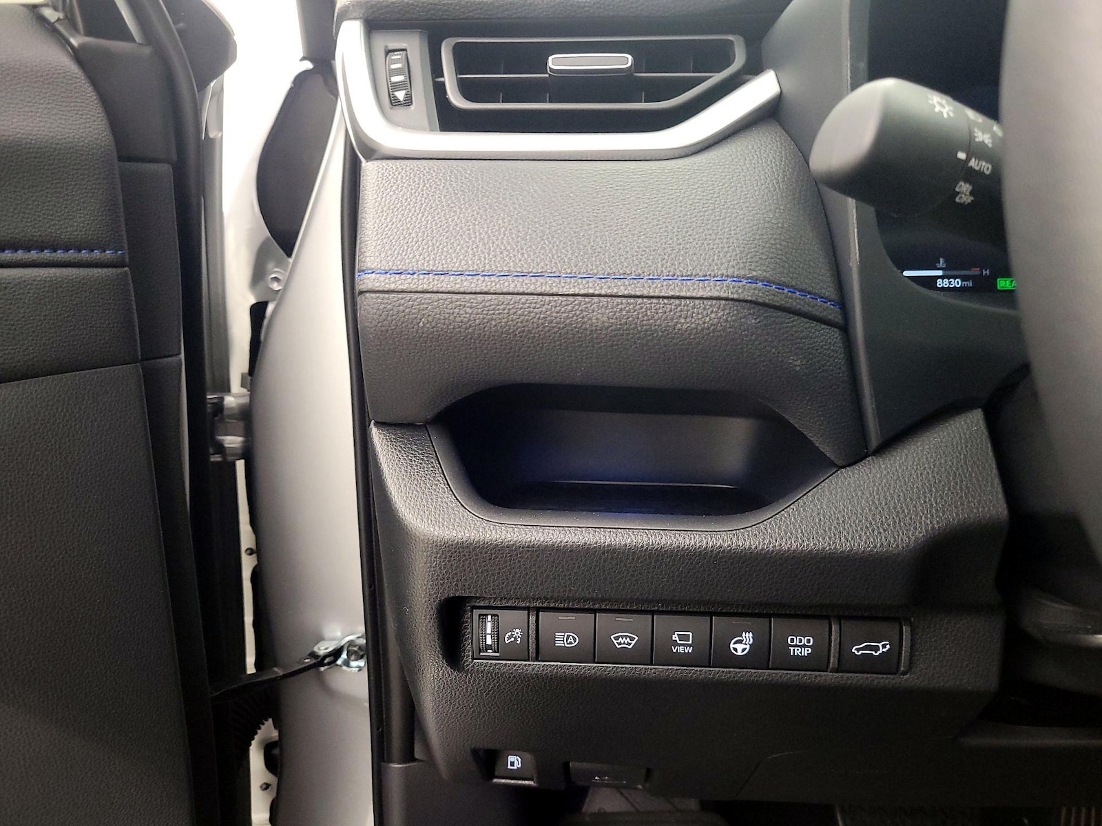 2025 Toyota RAV4 XSE - Photo 14
