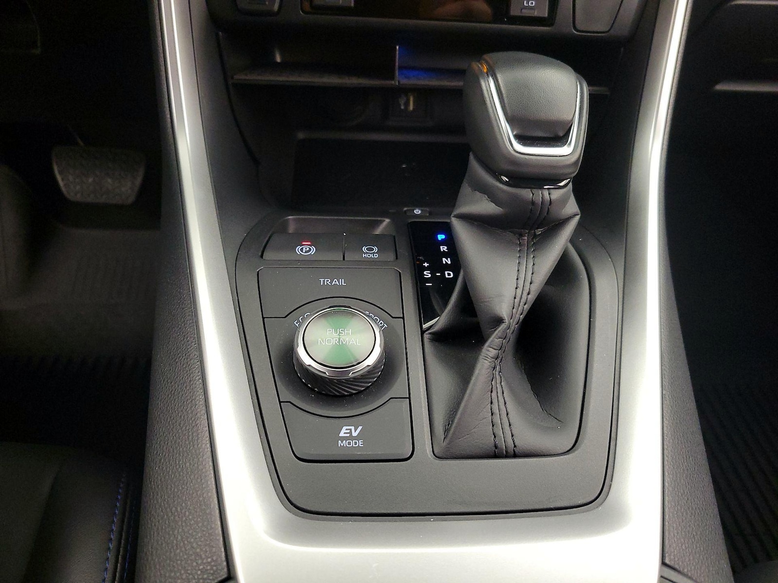 2025 Toyota RAV4 XSE - Photo 19