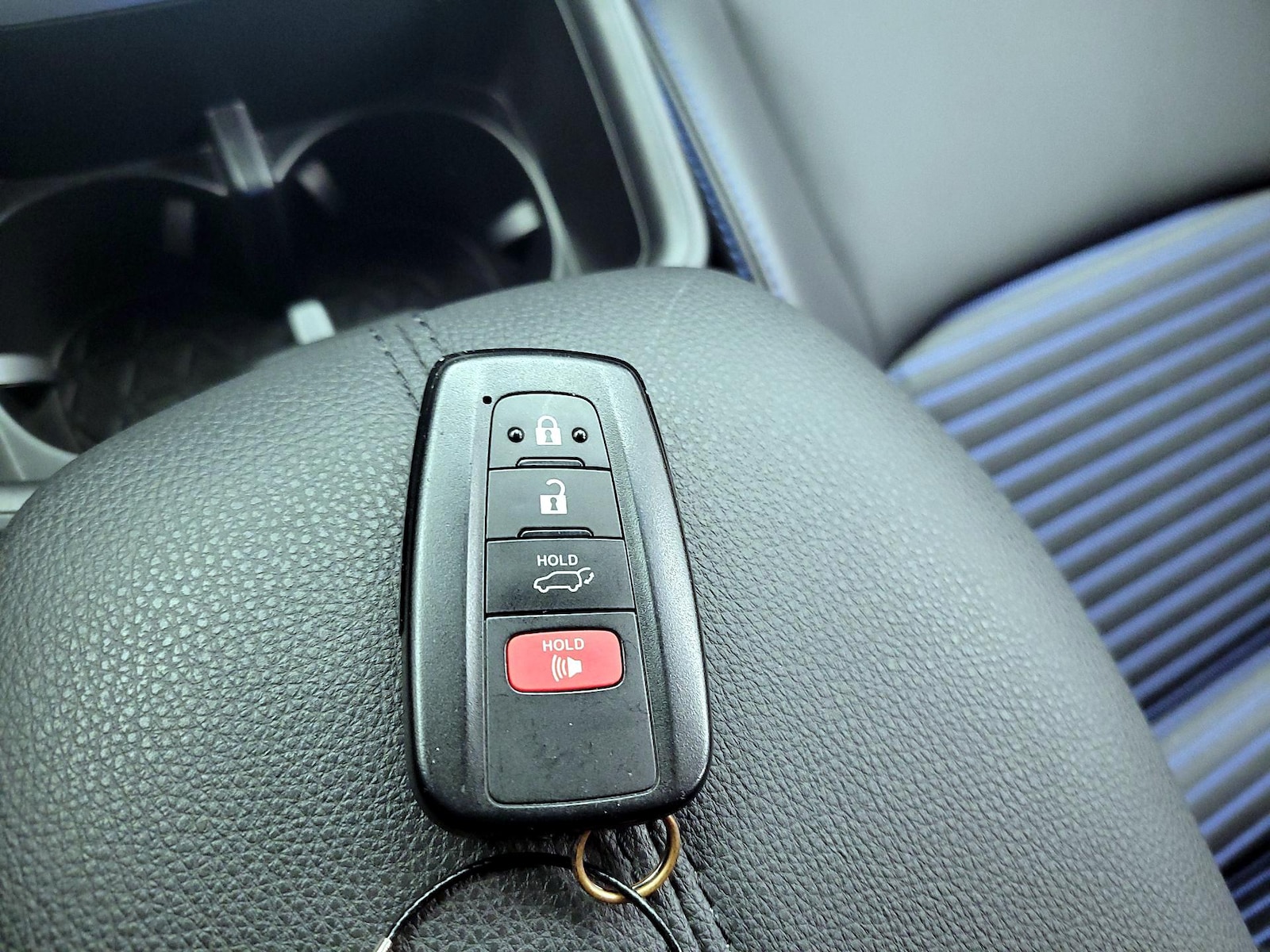 2025 Toyota RAV4 XSE - Photo 24