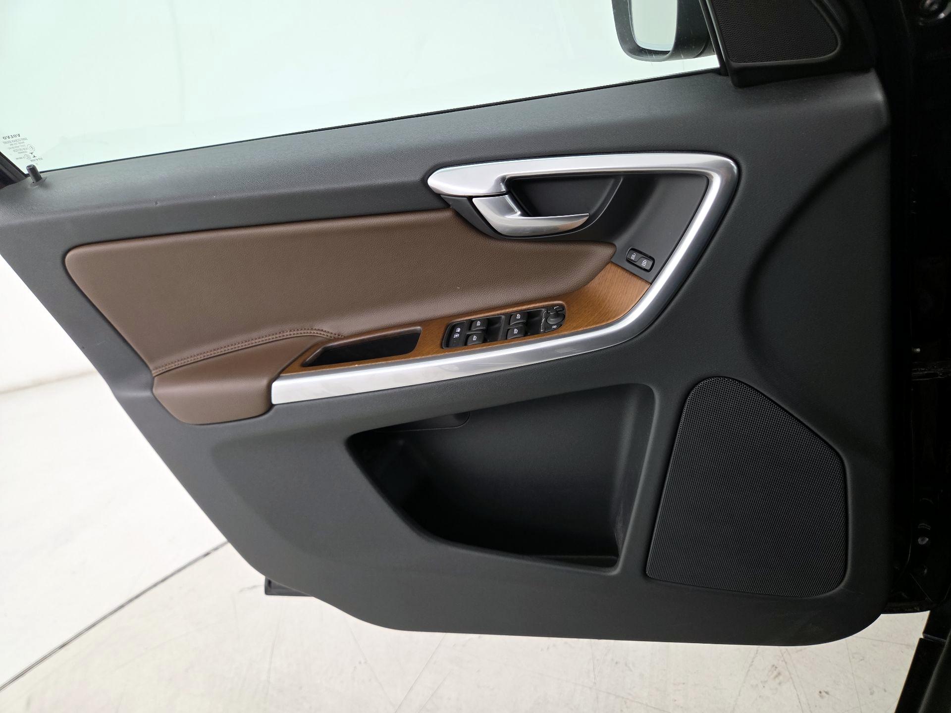 Thumbnail: 2016 Volvo XC60 - 12
