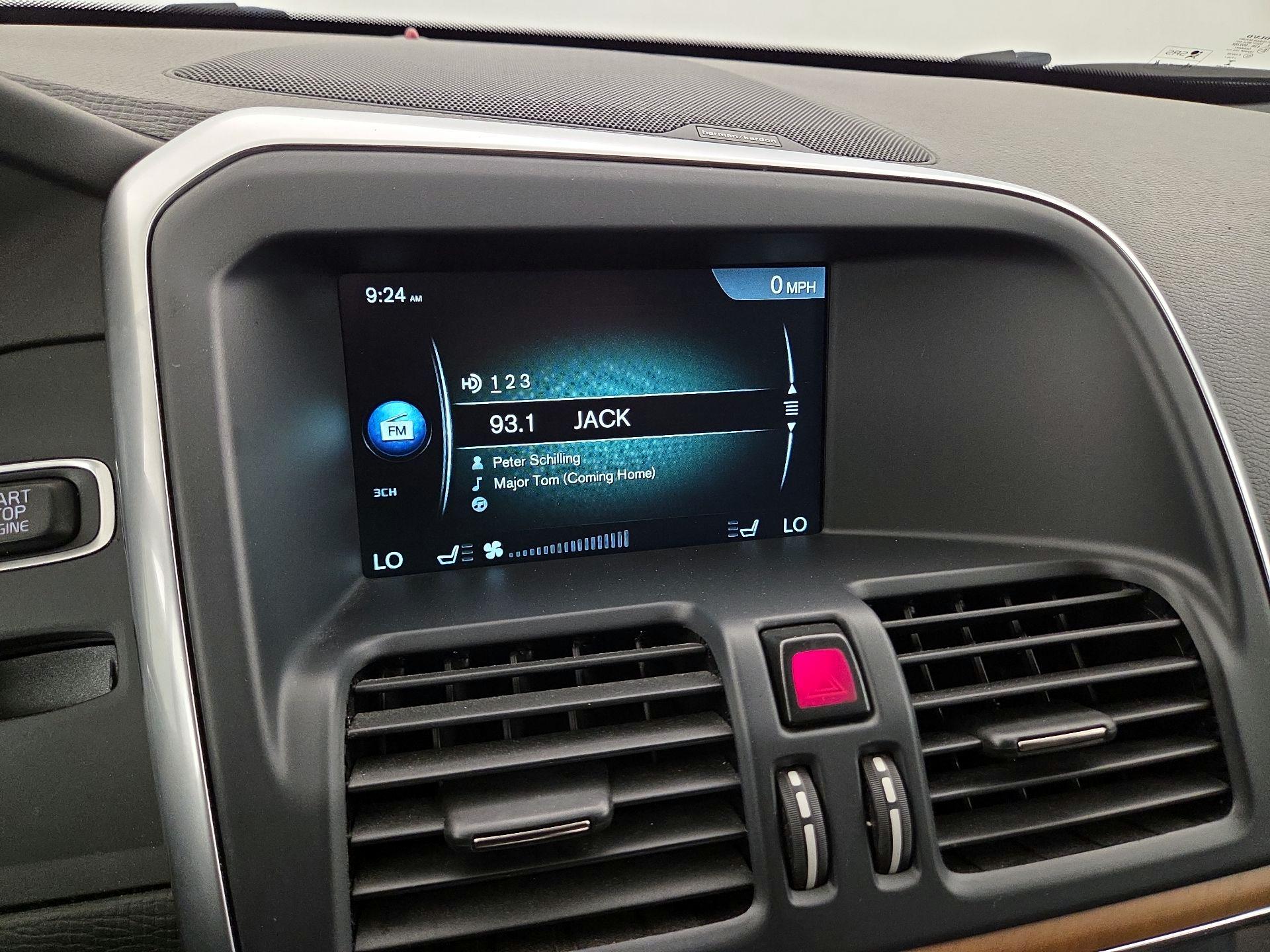 Thumbnail: 2016 Volvo XC60 - 15