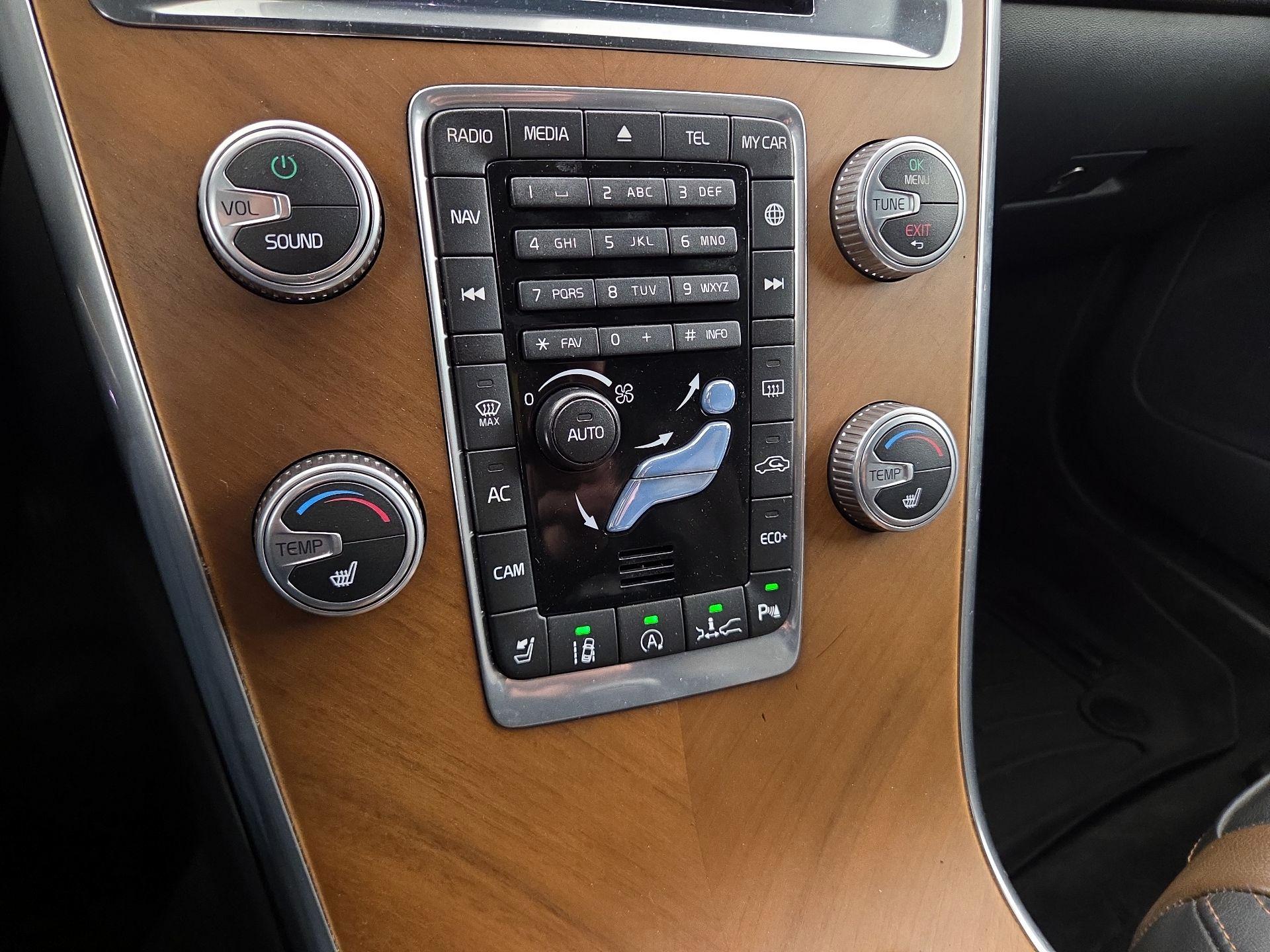 Thumbnail: 2016 Volvo XC60 - 16