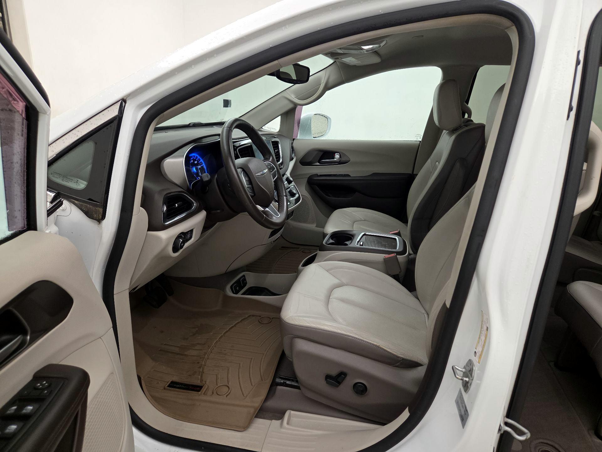 Thumbnail: 2017 Chrysler Pacifica - 9