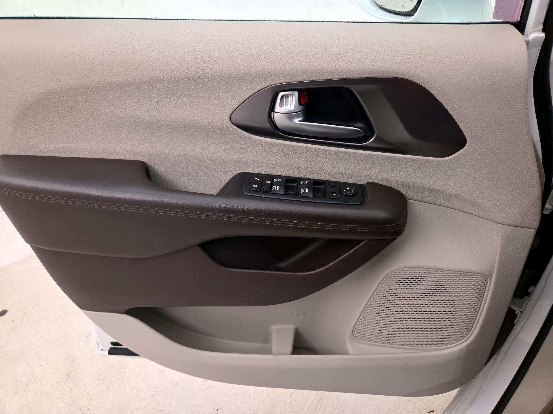 Thumbnail: 2017 Chrysler Pacifica - 10