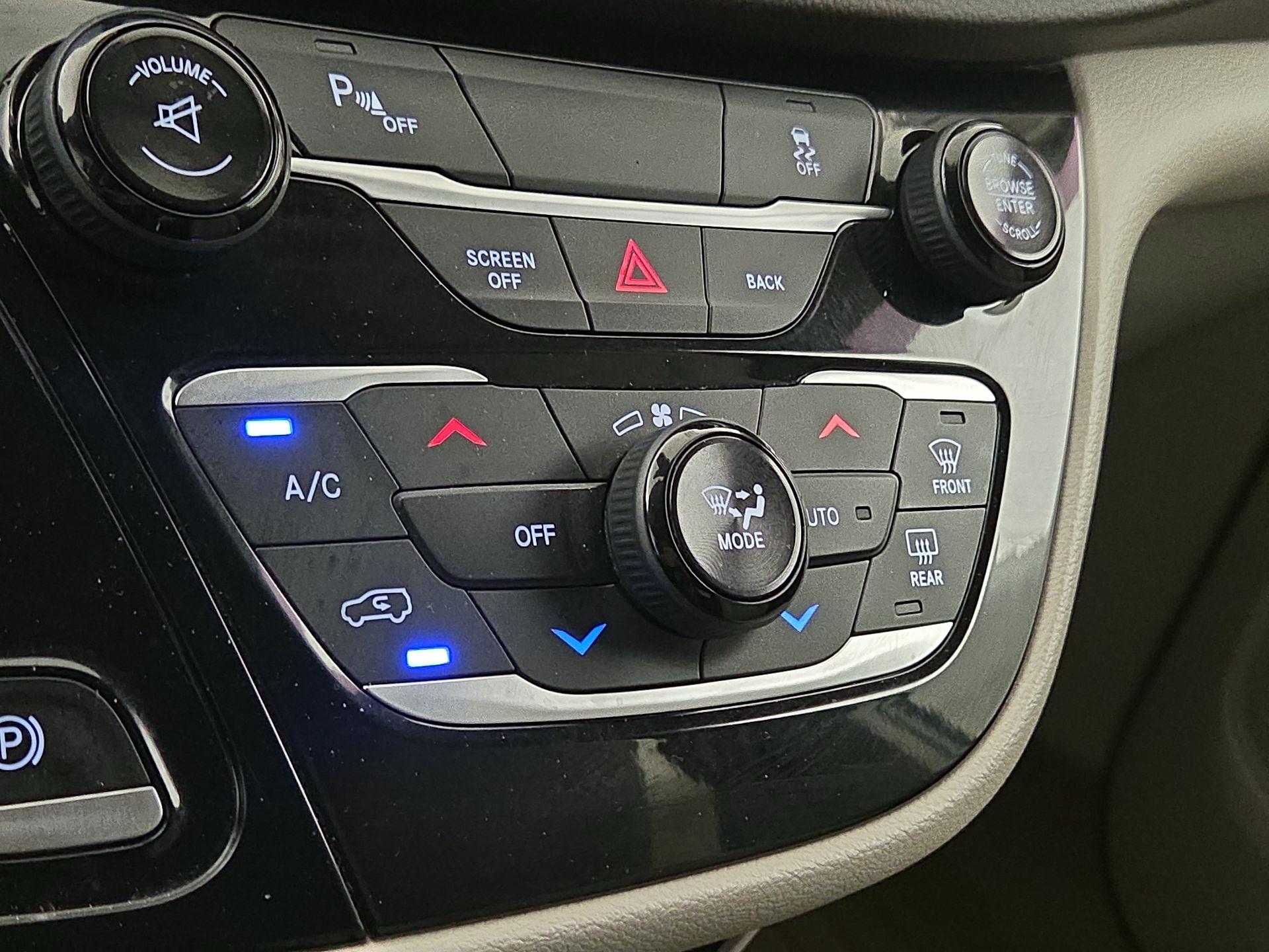 Thumbnail: 2017 Chrysler Pacifica - 15