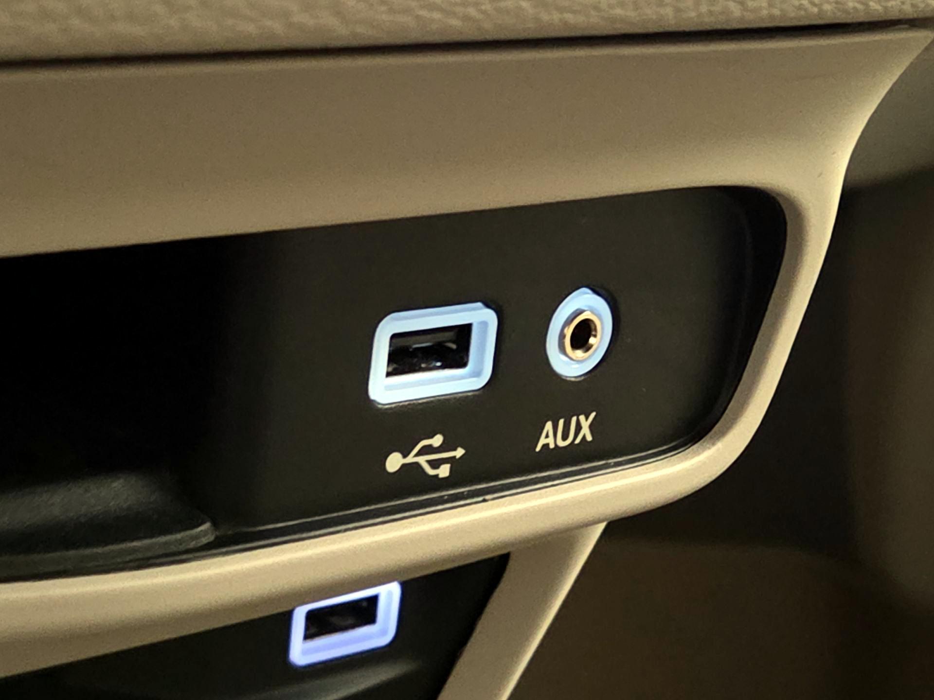 Thumbnail: 2017 Chrysler Pacifica - 17