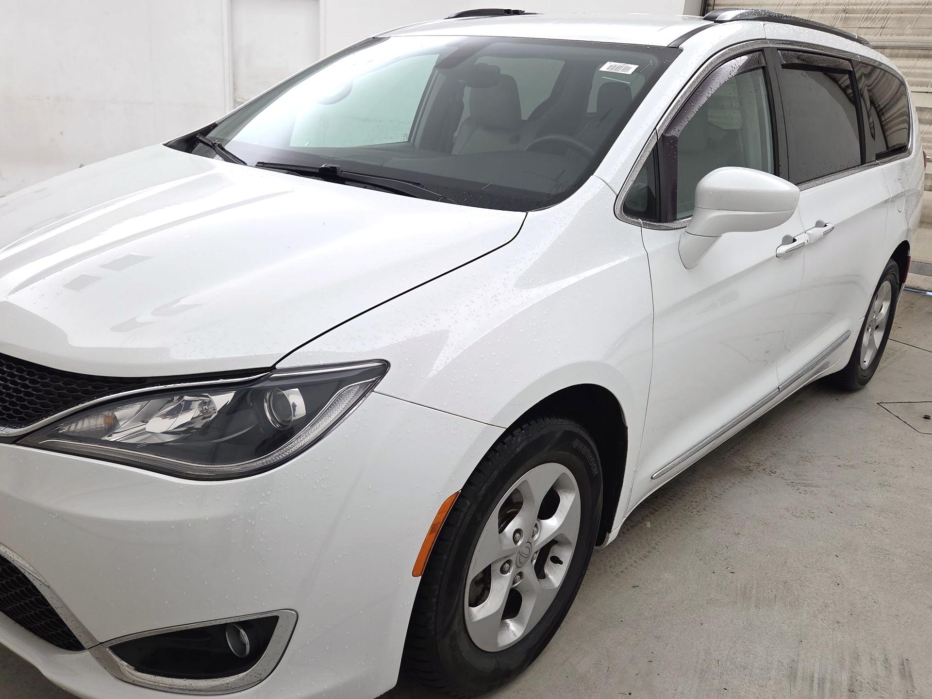 Thumbnail: 2017 Chrysler Pacifica - 3