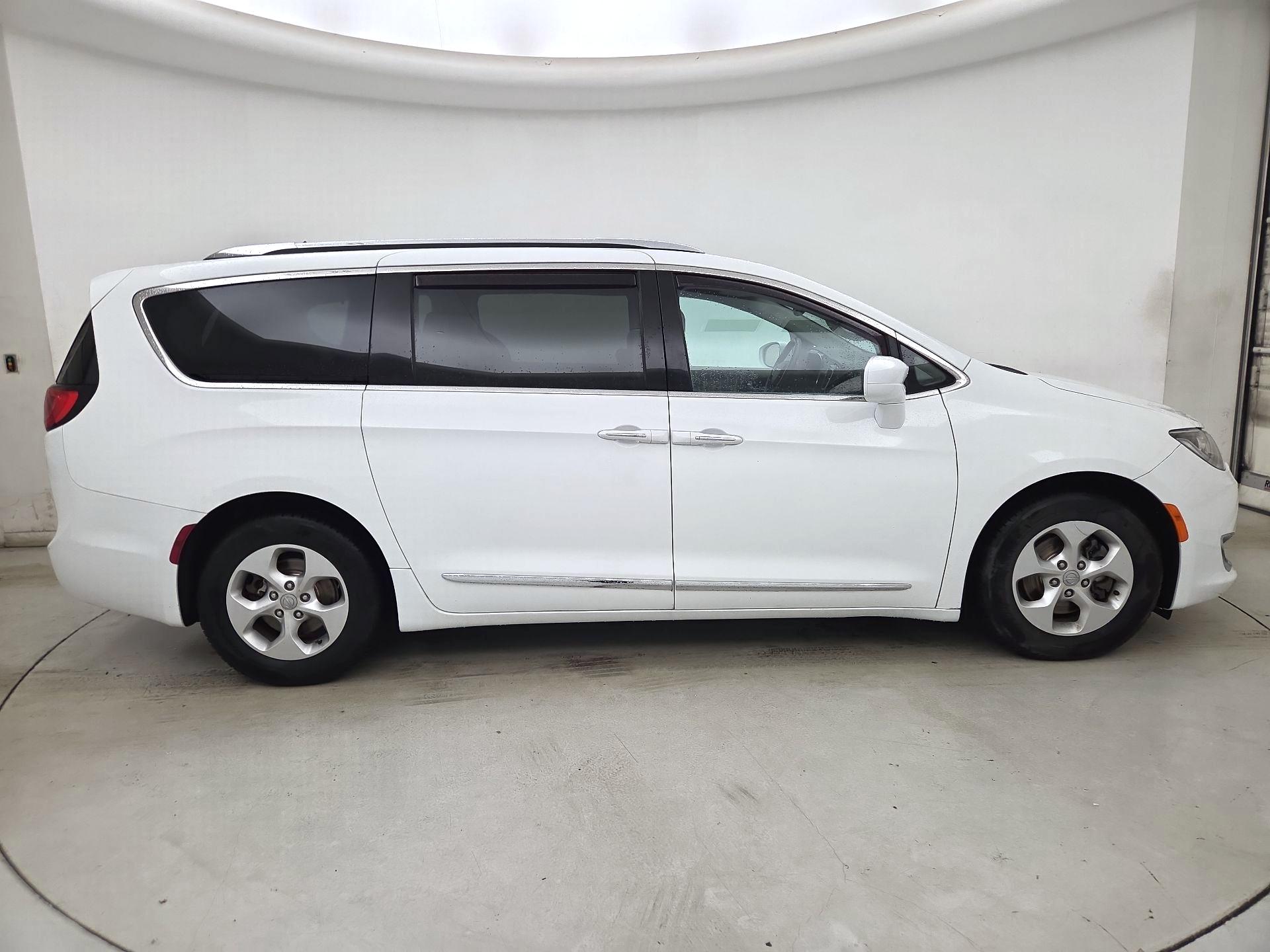 Thumbnail: 2017 Chrysler Pacifica - 4