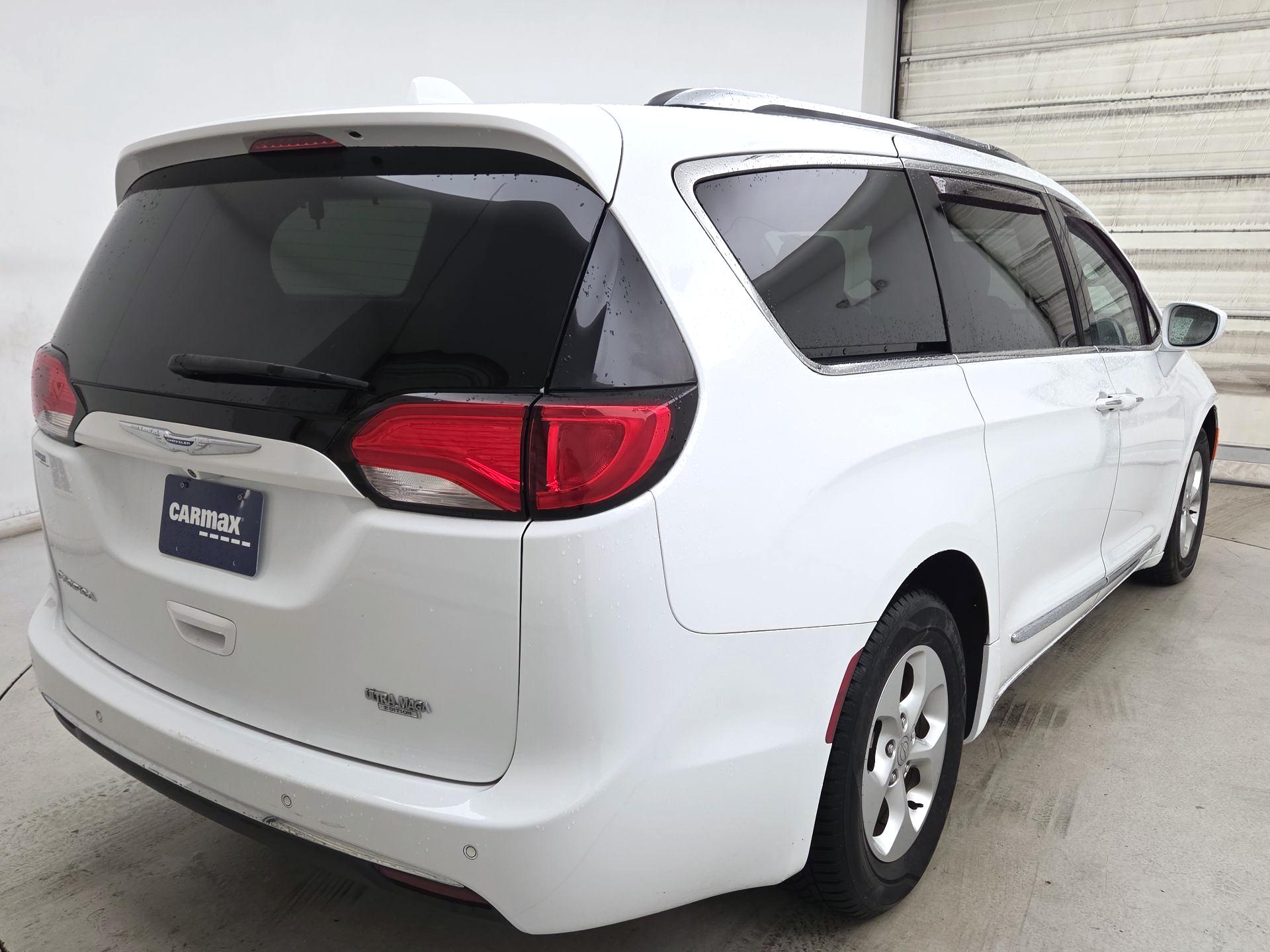 Thumbnail: 2017 Chrysler Pacifica - 5