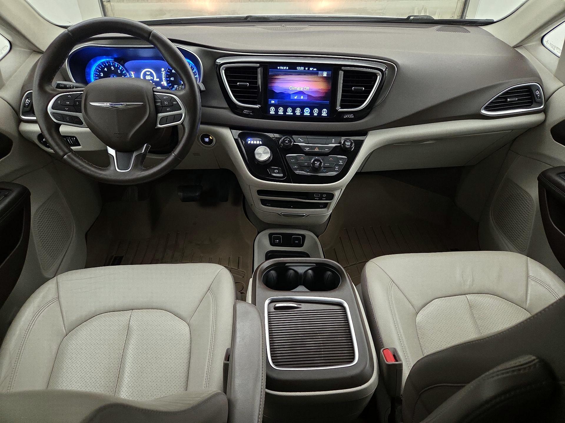 Thumbnail: 2017 Chrysler Pacifica - 8
