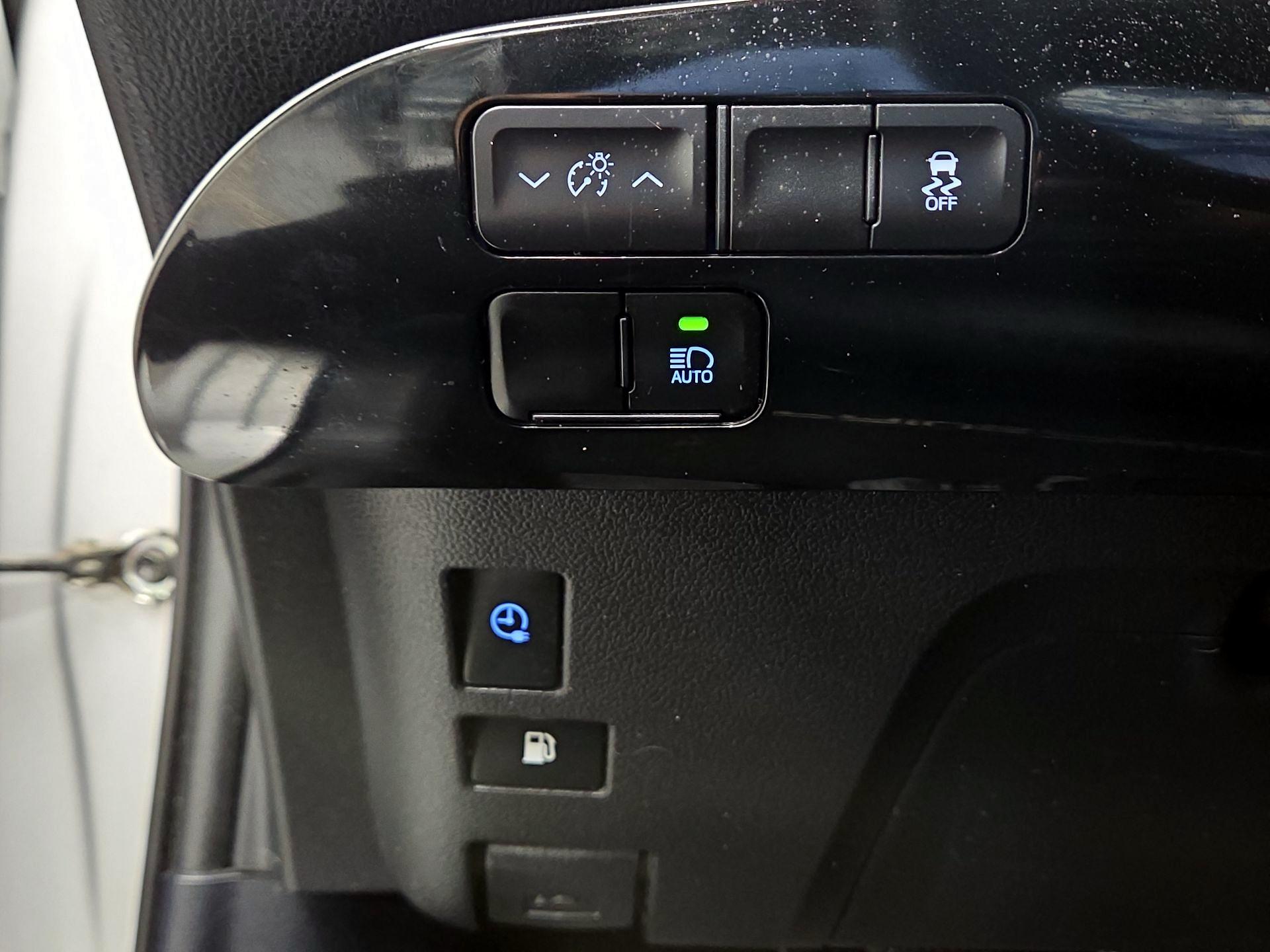 Thumbnail: 2020 Toyota Prius Prime - 13