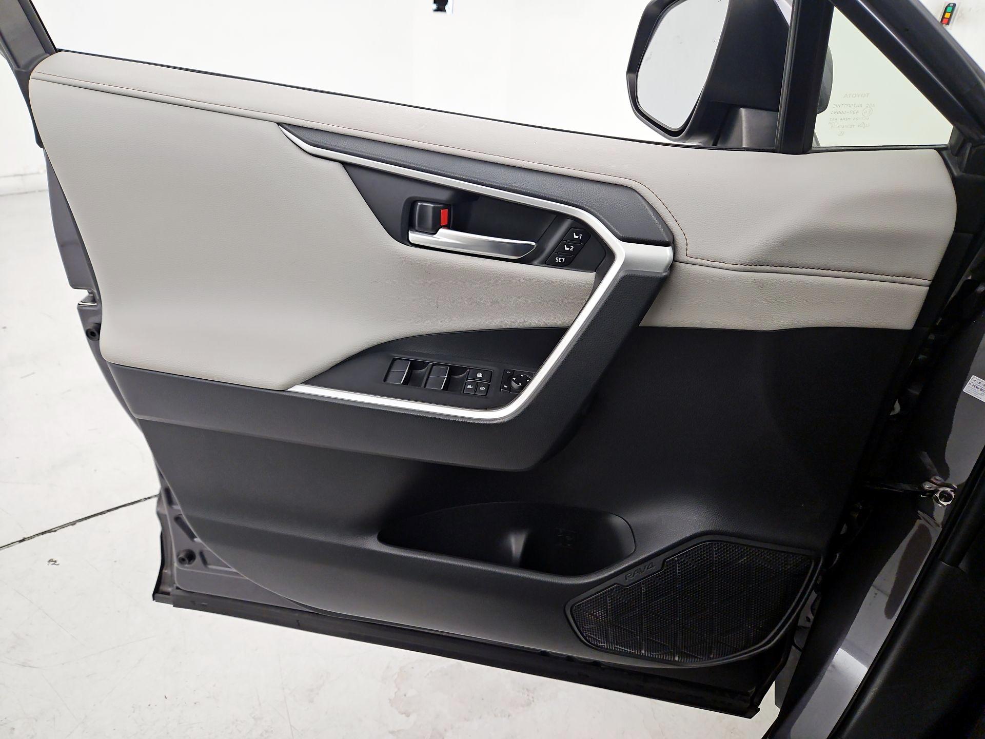 Thumbnail: 2019 Toyota RAV4 - 12
