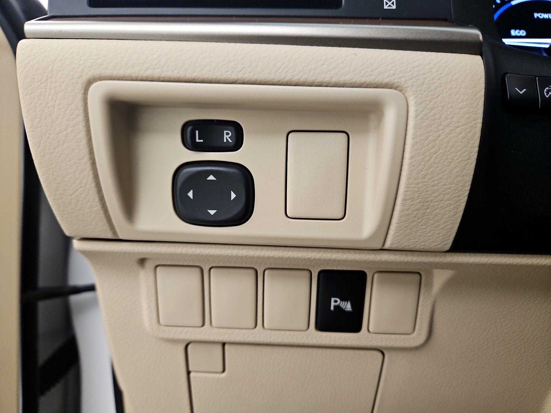 Thumbnail: 2014 Lexus ES - 13
