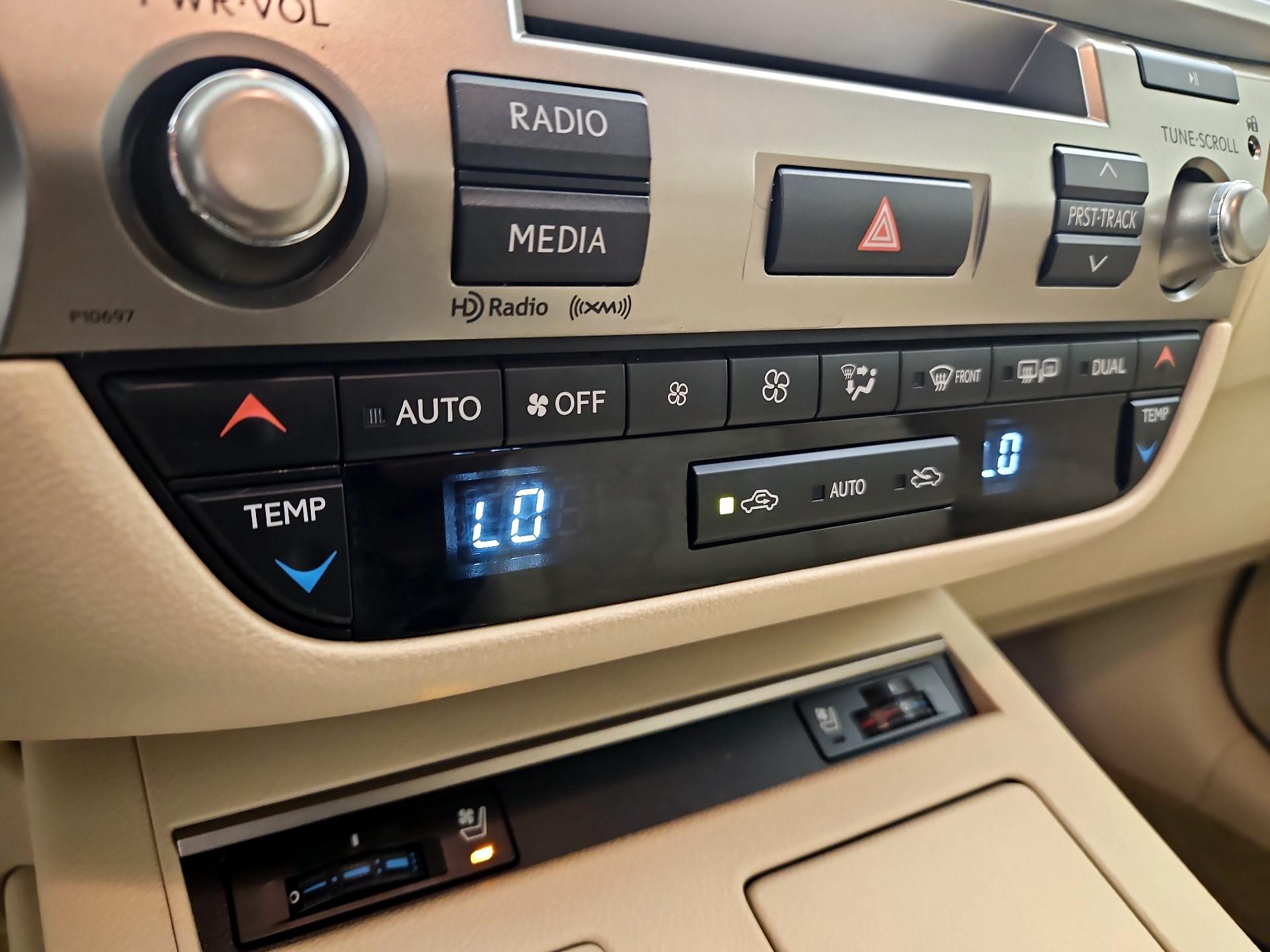 Thumbnail: 2014 Lexus ES - 16