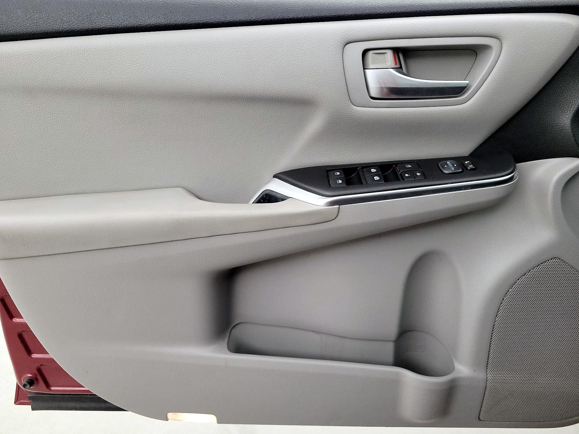 Thumbnail: 2016 Toyota Camry - 12