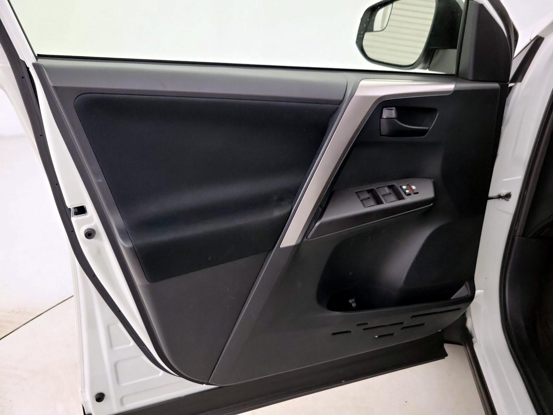Thumbnail: 2016 Toyota RAV4 - 12