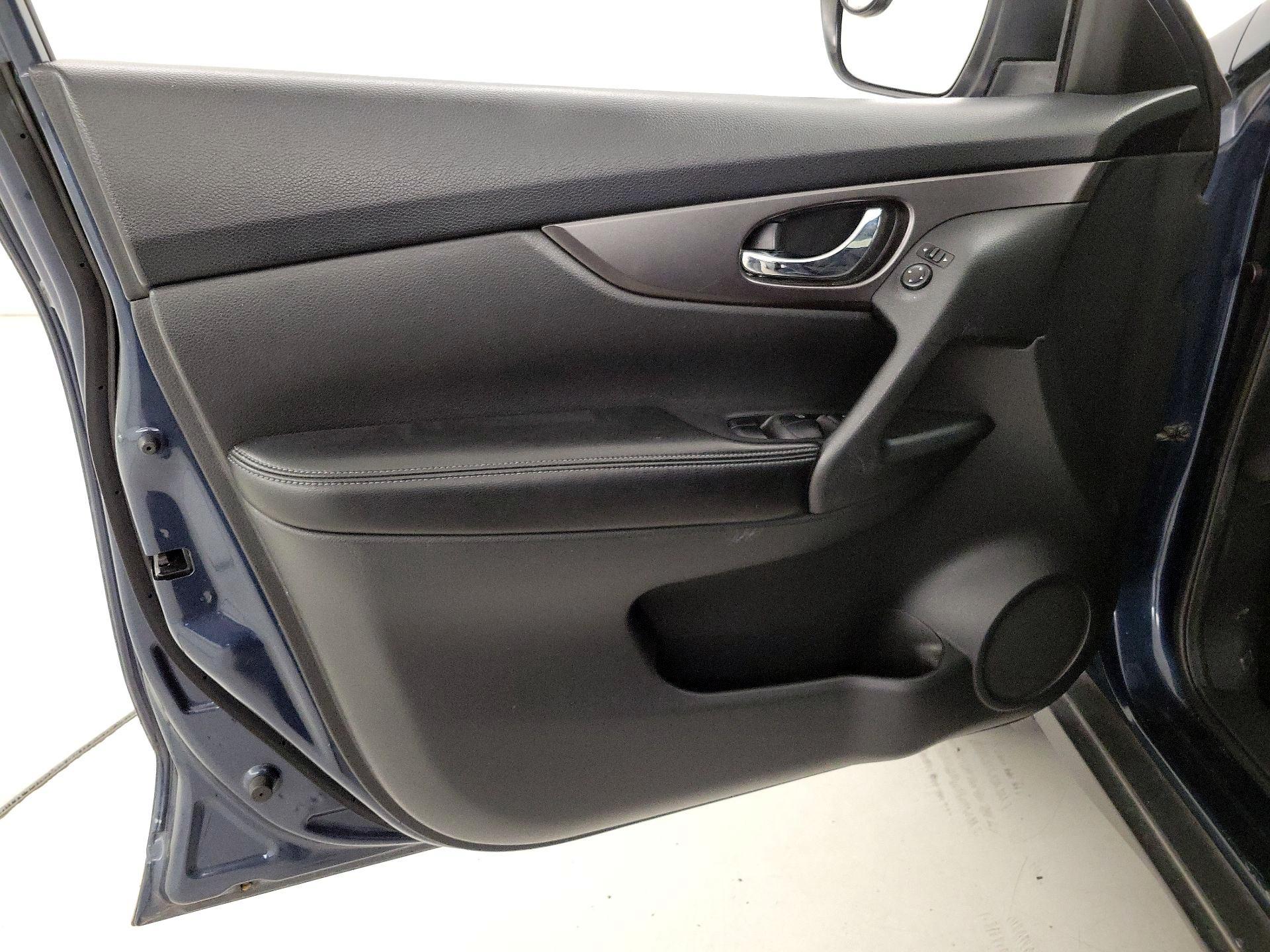 Thumbnail: 2015 Nissan Rogue - 12