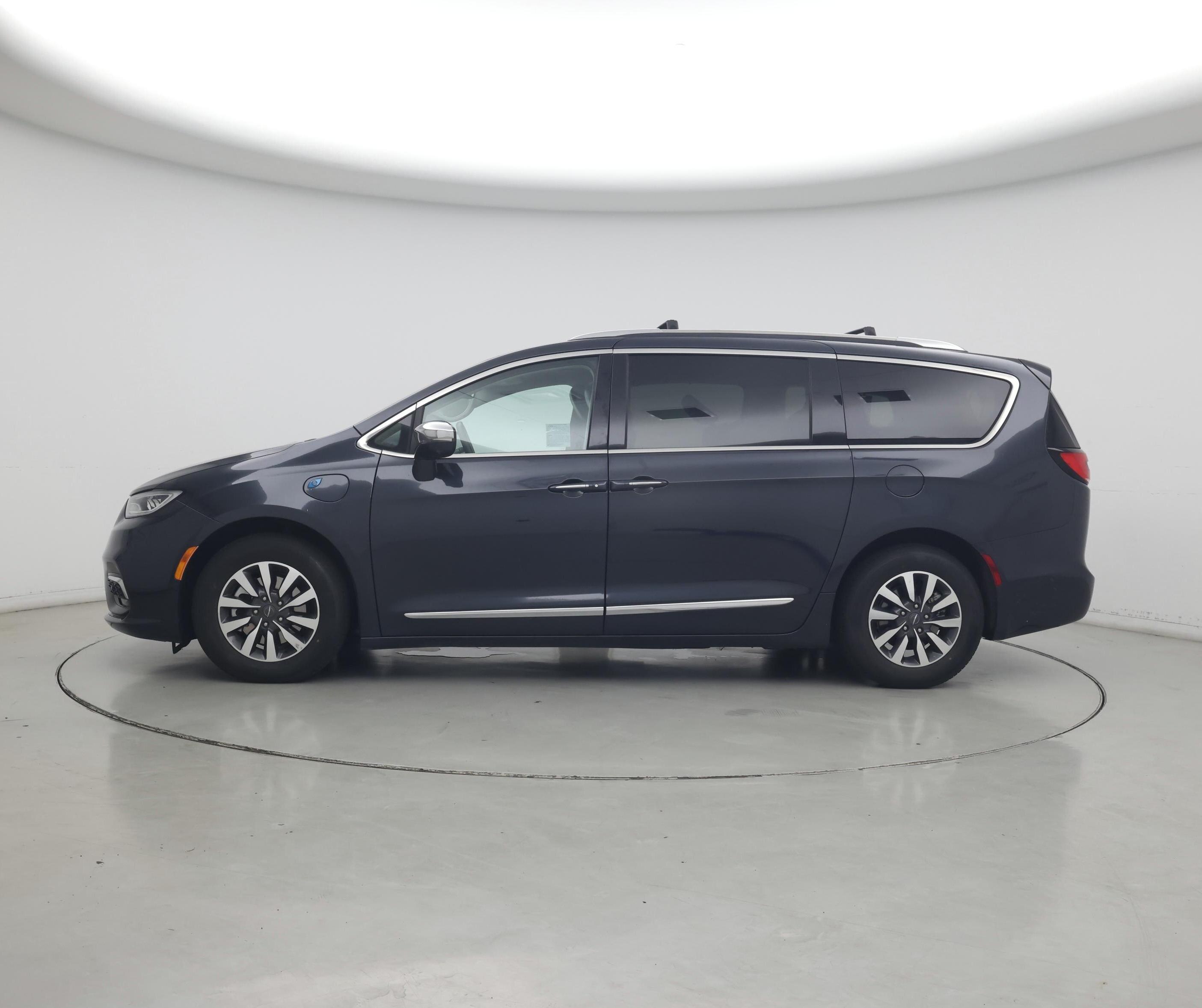 Thumbnail: 2021 Chrysler Pacifica - 3