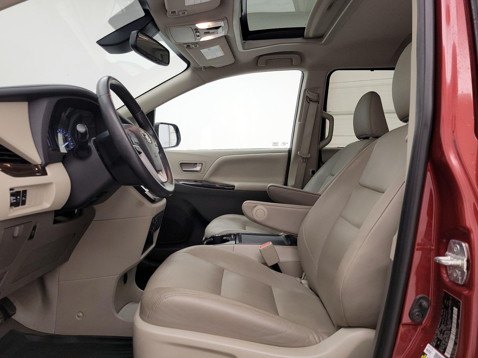 Thumbnail: 2020 Toyota Sienna - 11