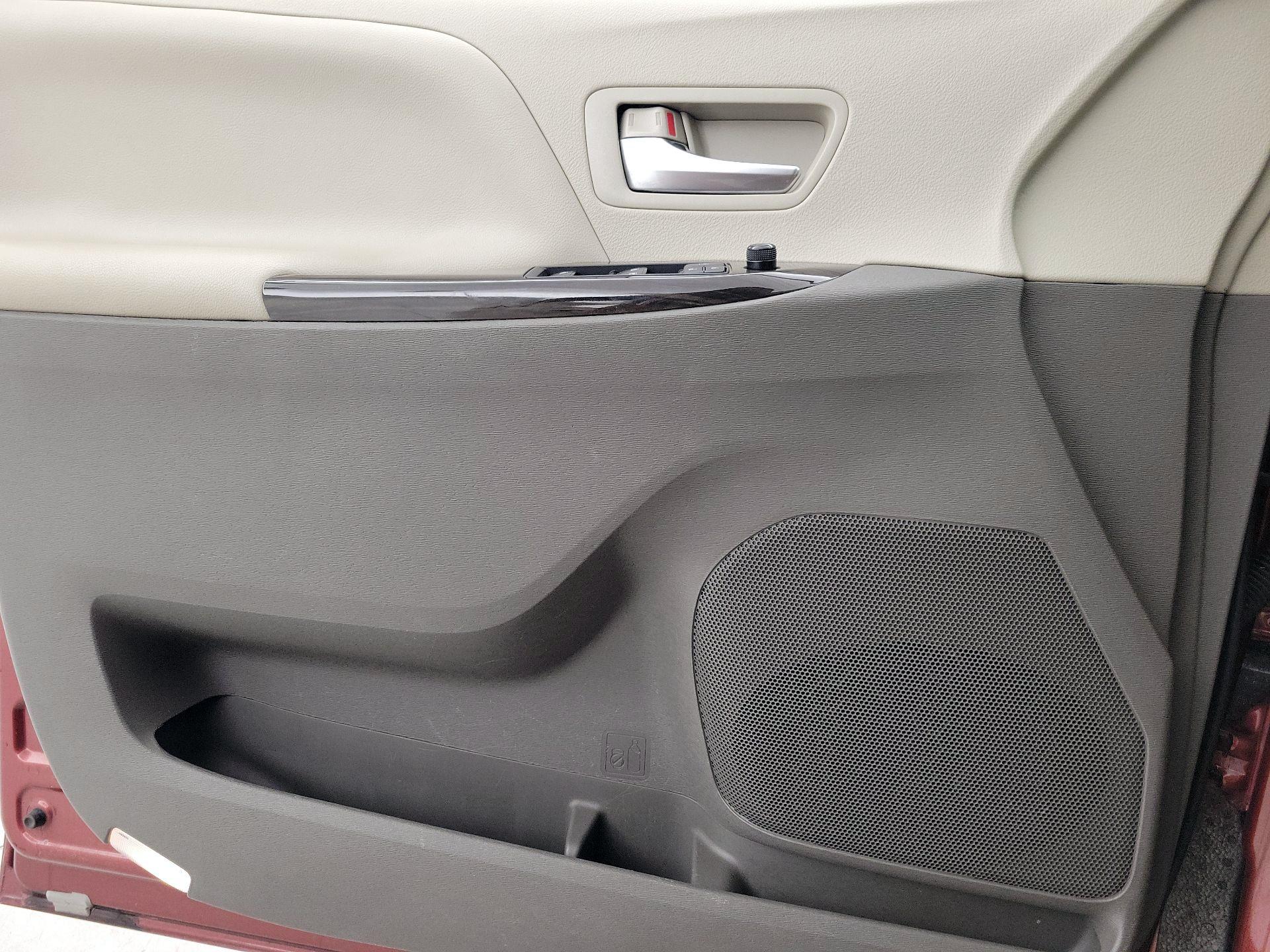 Thumbnail: 2020 Toyota Sienna - 12