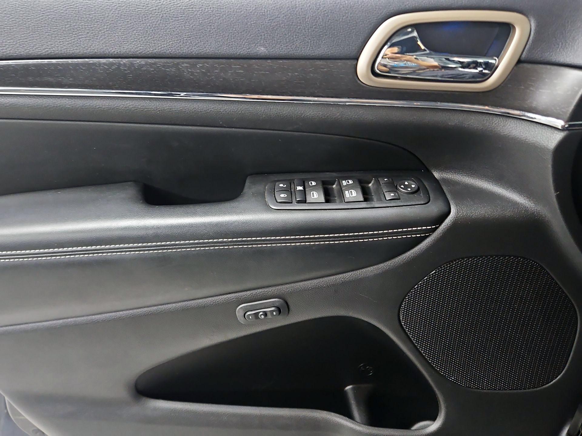 Thumbnail: 2015 Jeep Grand Cherokee - 12