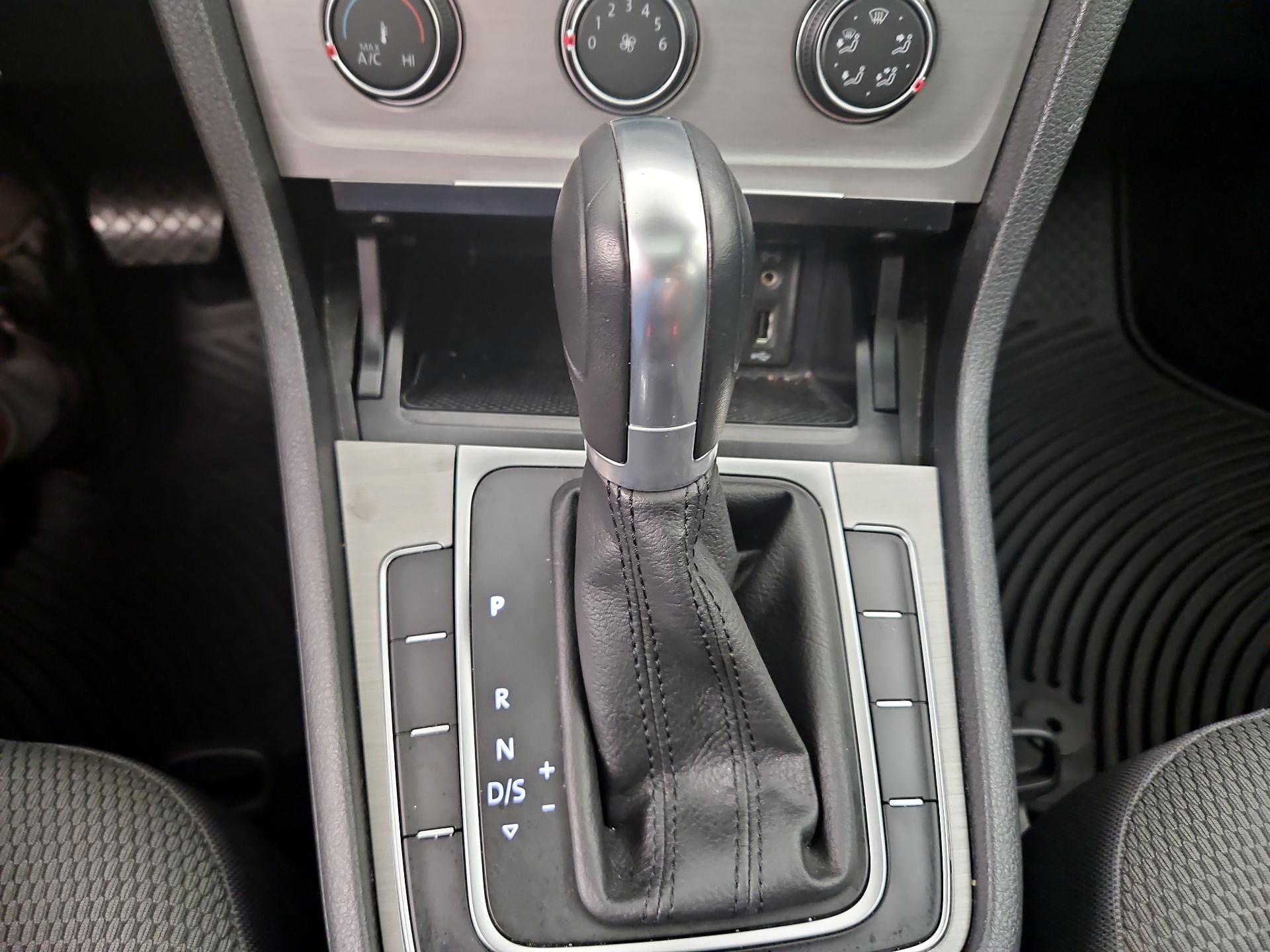 Thumbnail: 2016 Volkswagen Golf - 17