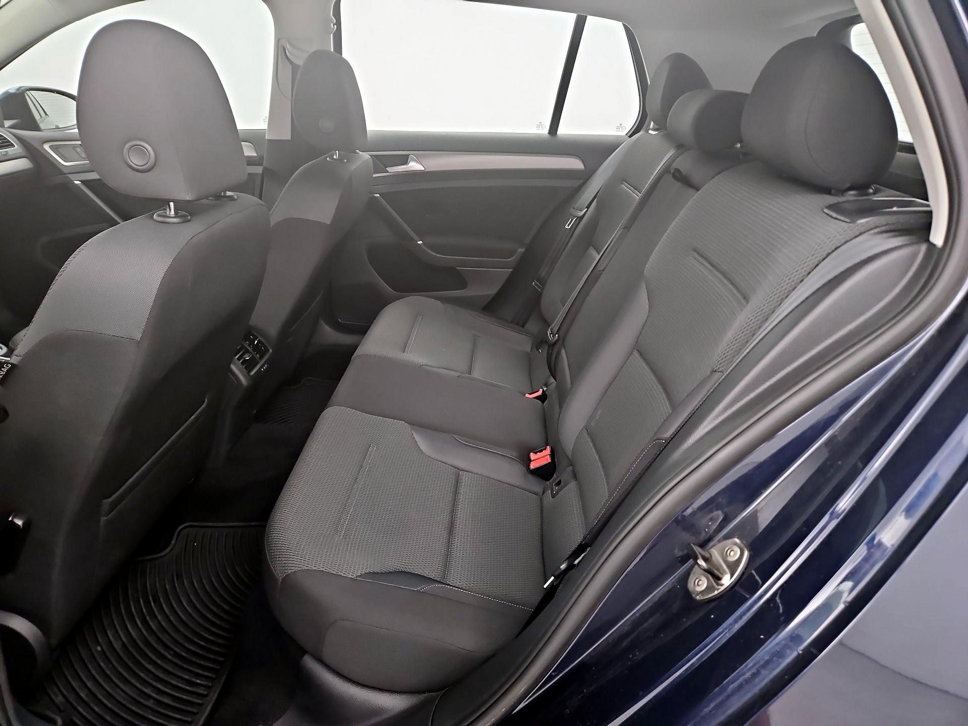 Thumbnail: 2016 Volkswagen Golf - 20