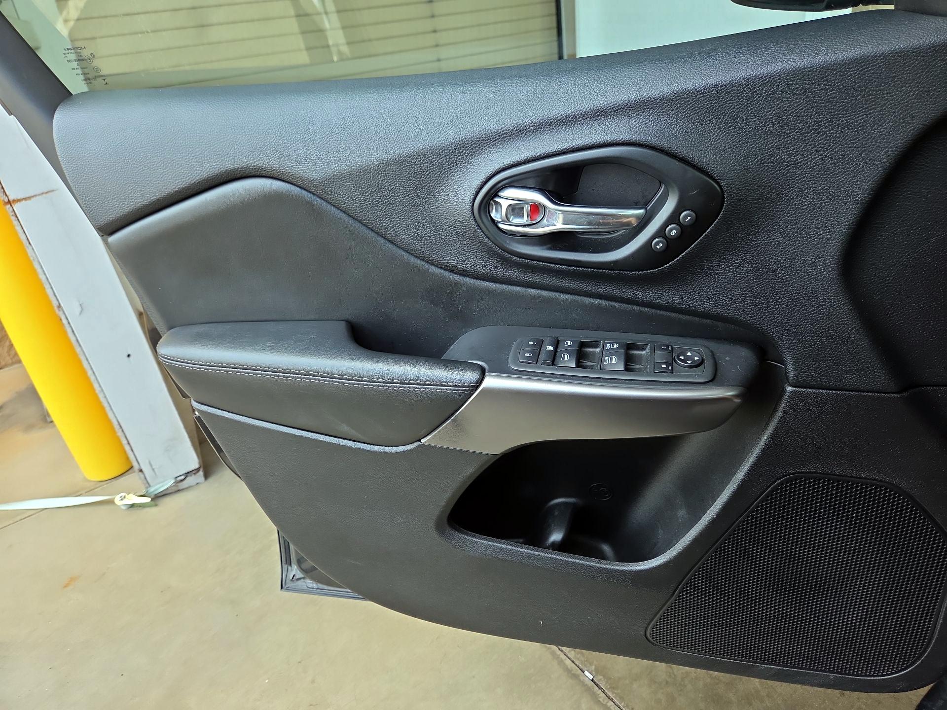 Thumbnail: 2021 Jeep Cherokee - 12