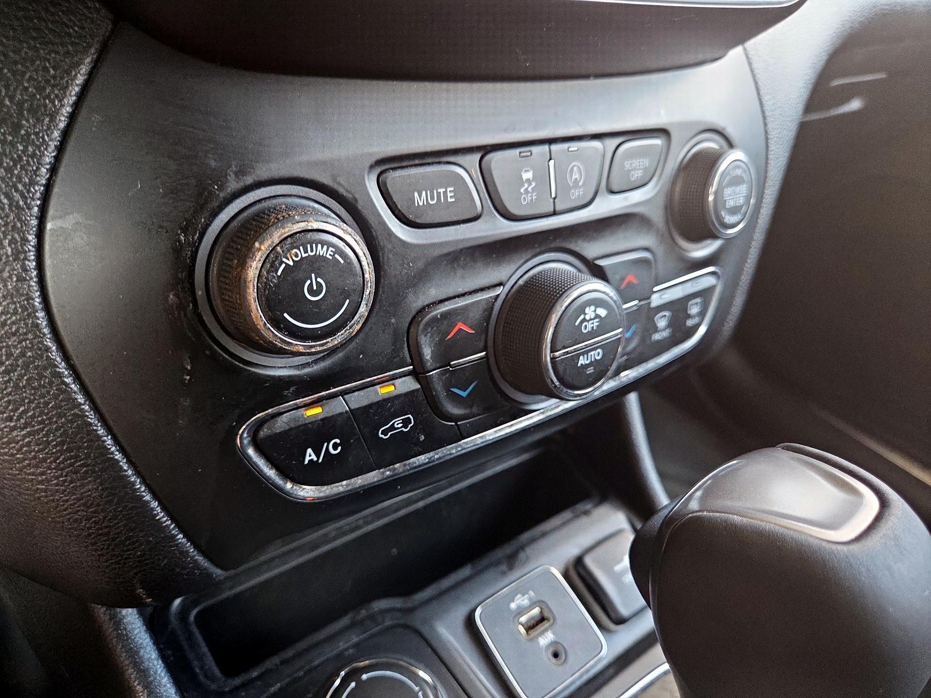 Thumbnail: 2021 Jeep Cherokee - 16