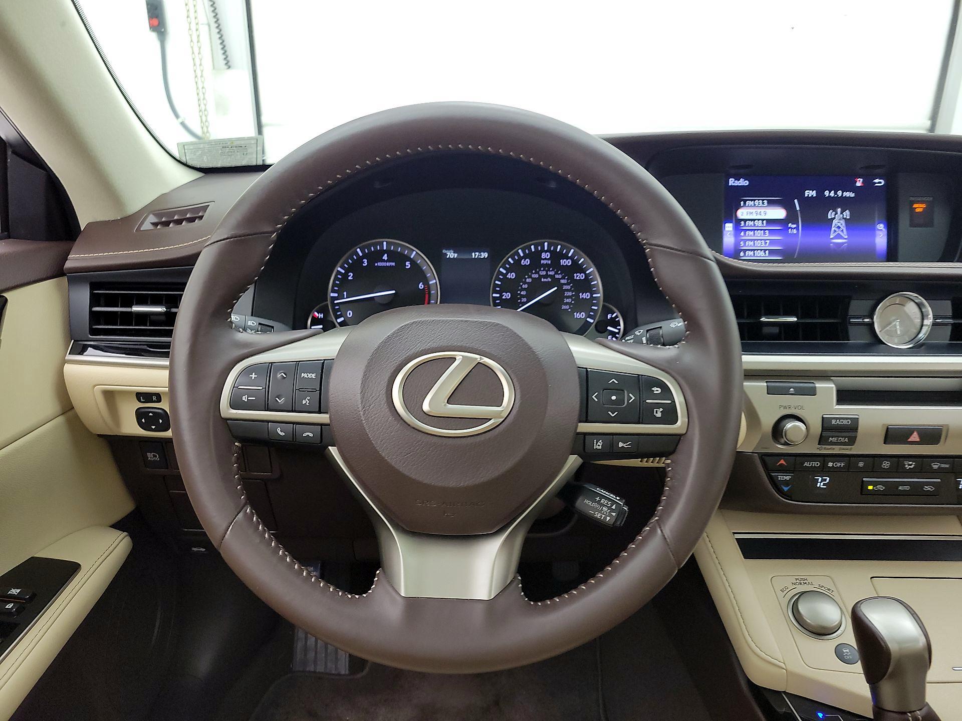 Thumbnail: 2017 Lexus ES - 10