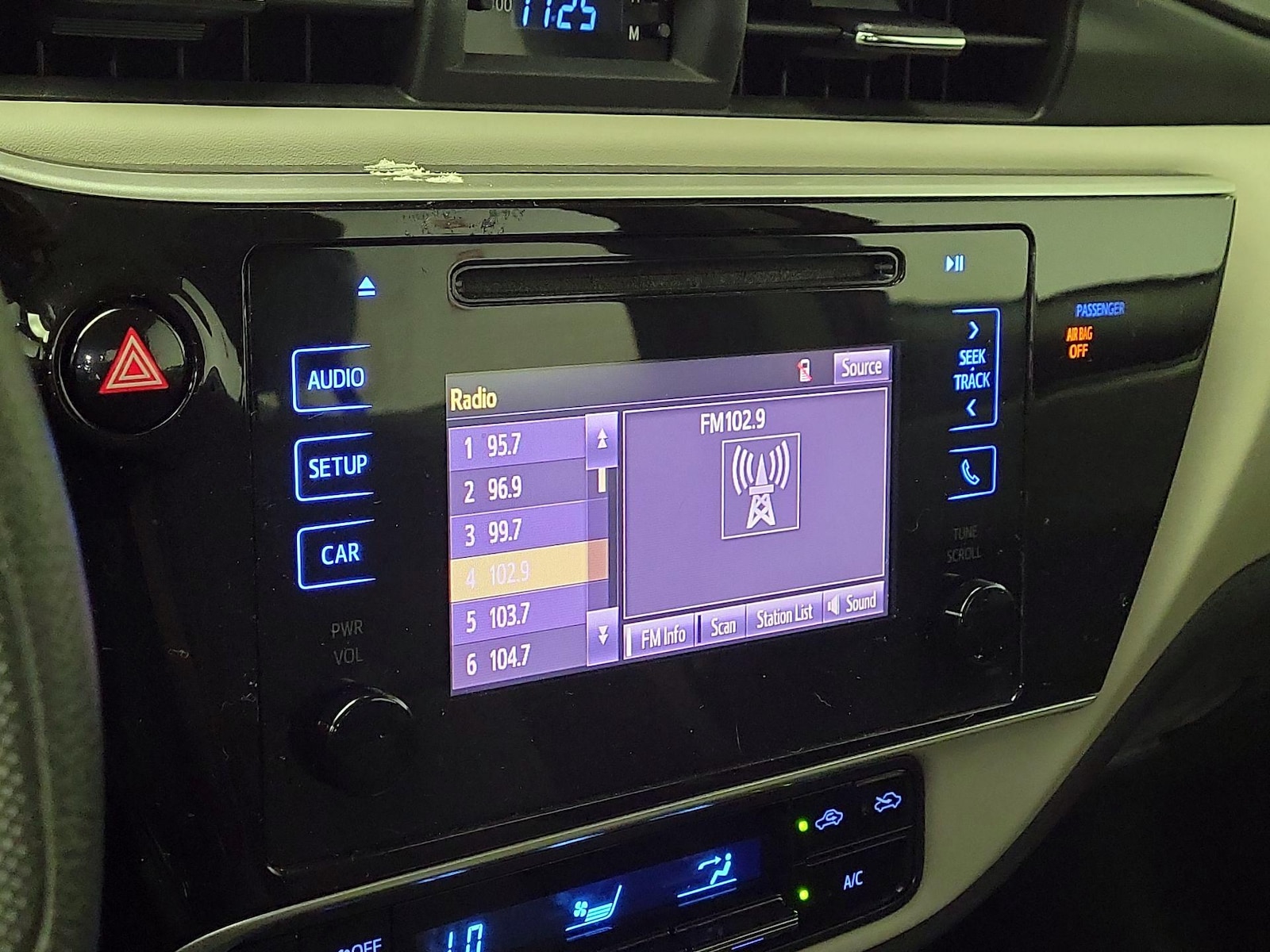 2019 Toyota Corolla LE - Photo 16