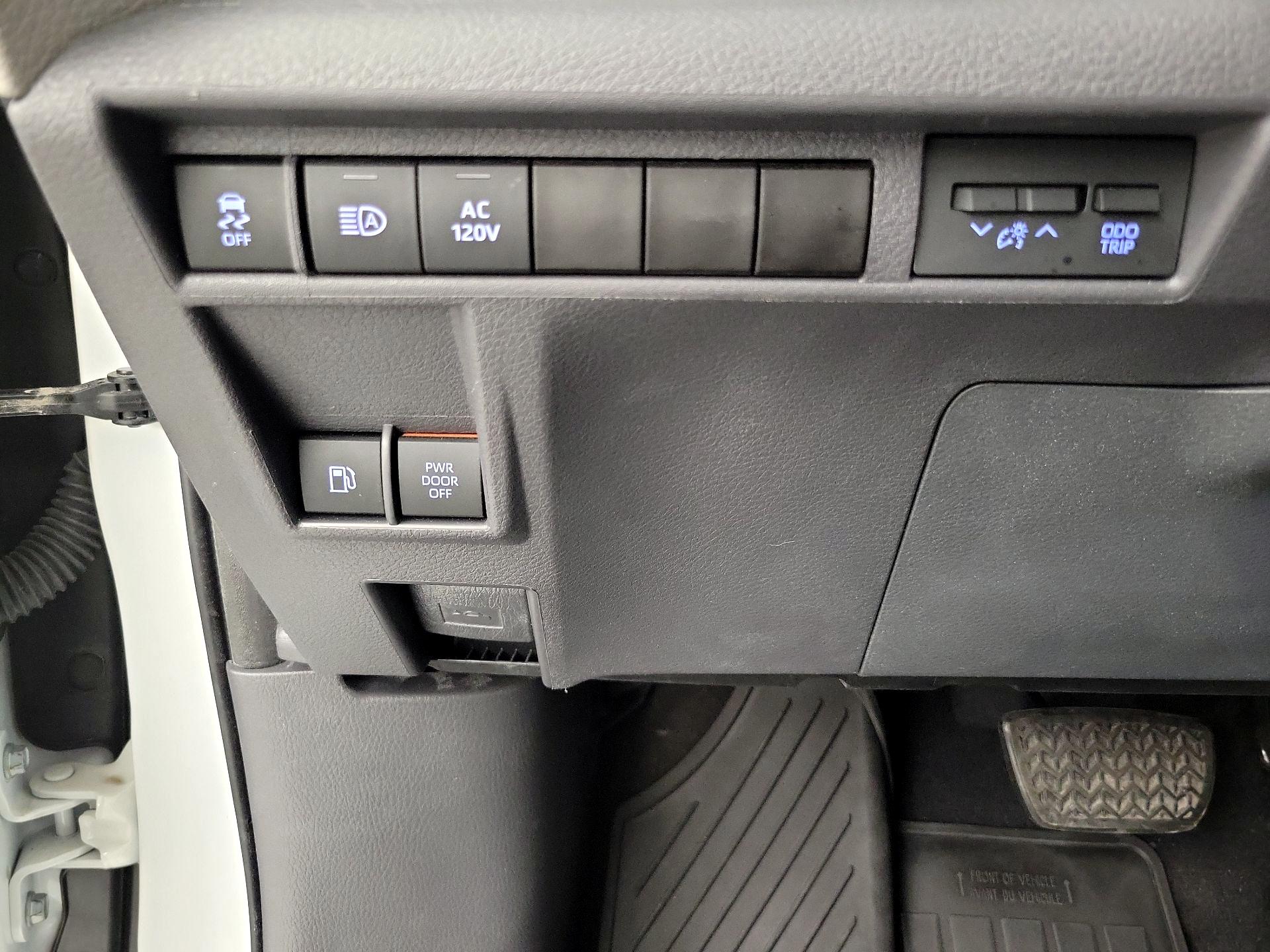 Thumbnail: 2022 Toyota Sienna - 13
