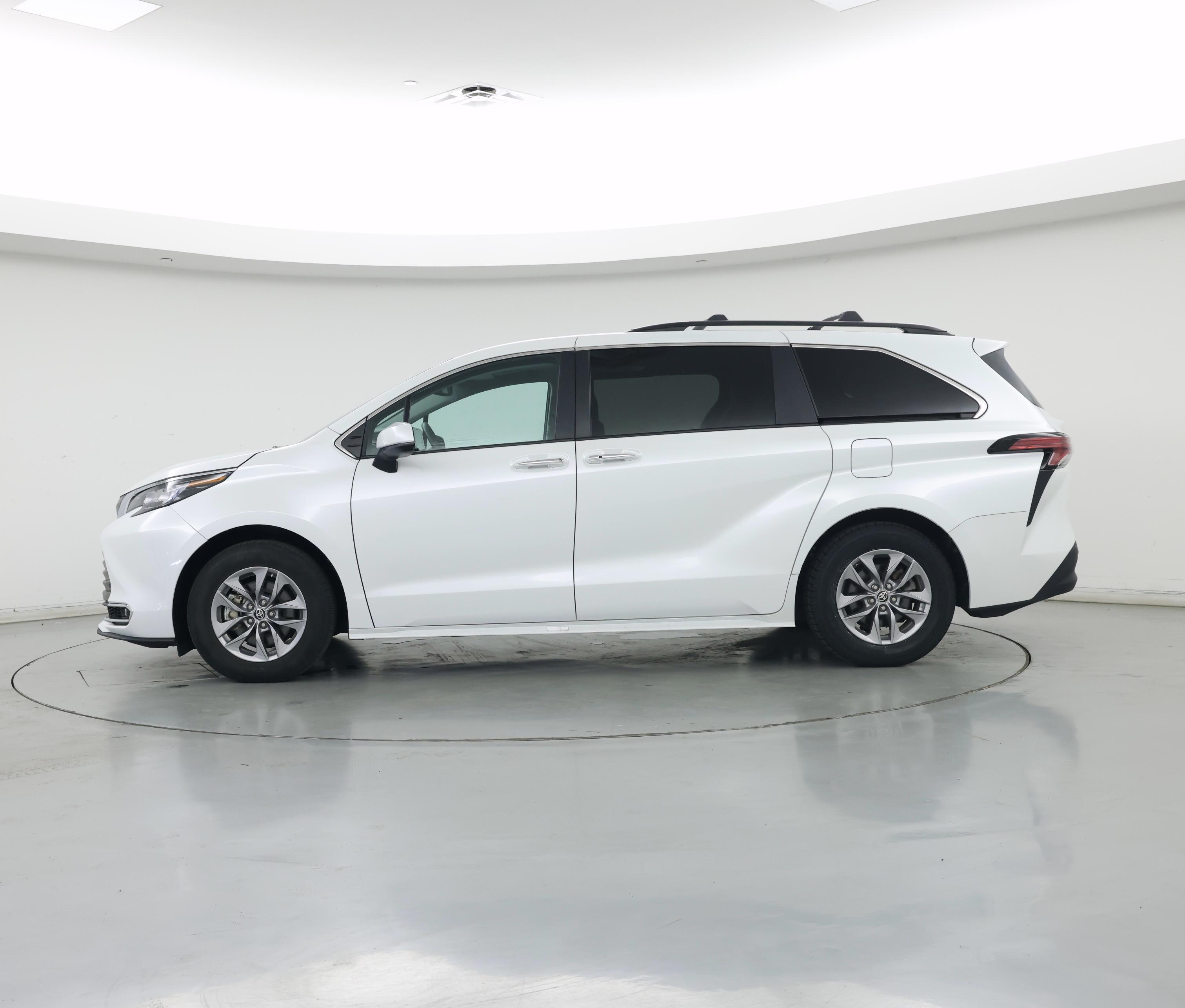 Thumbnail: 2022 Toyota Sienna - 3