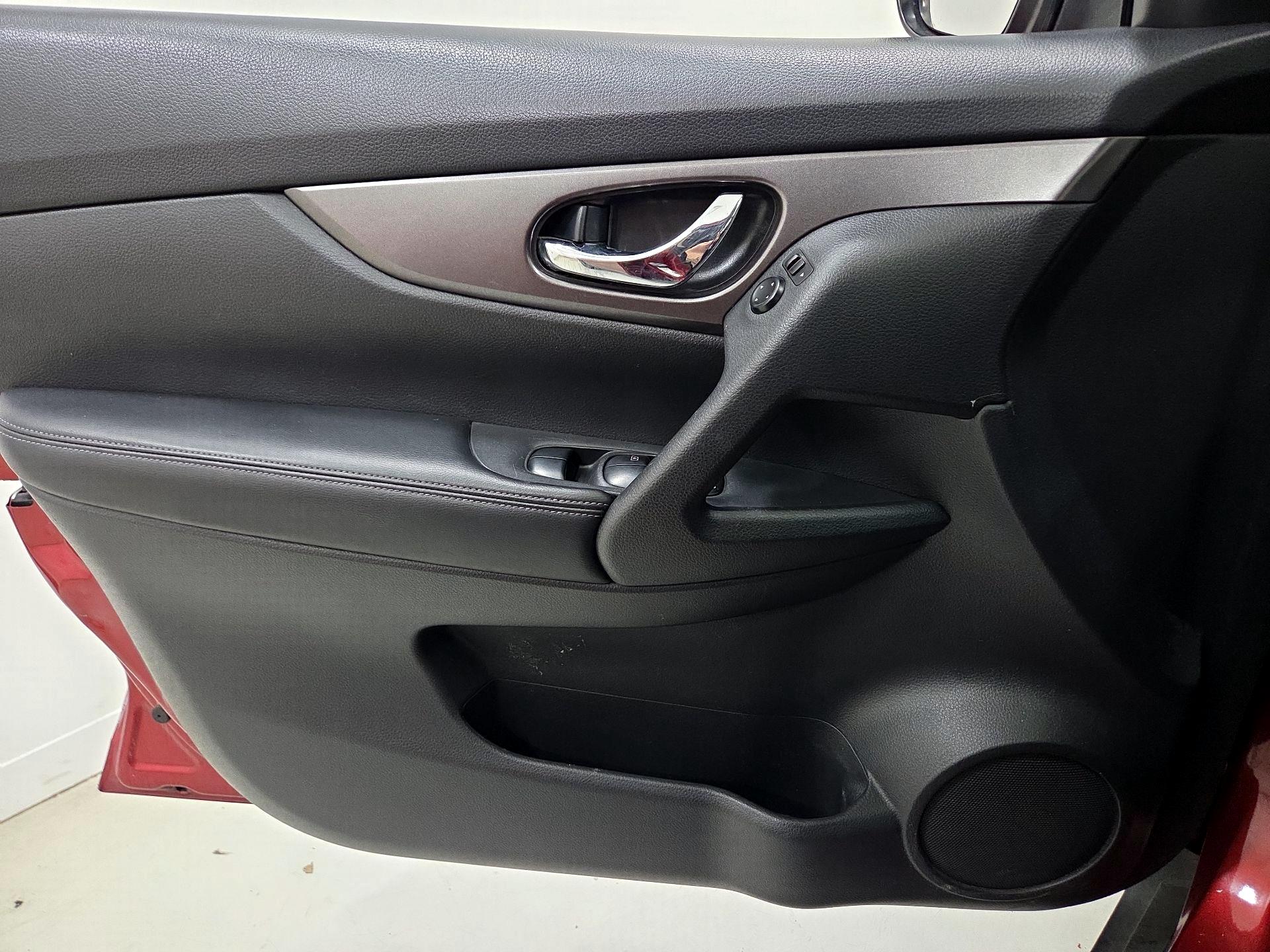 Thumbnail: 2016 Nissan Rogue - 12